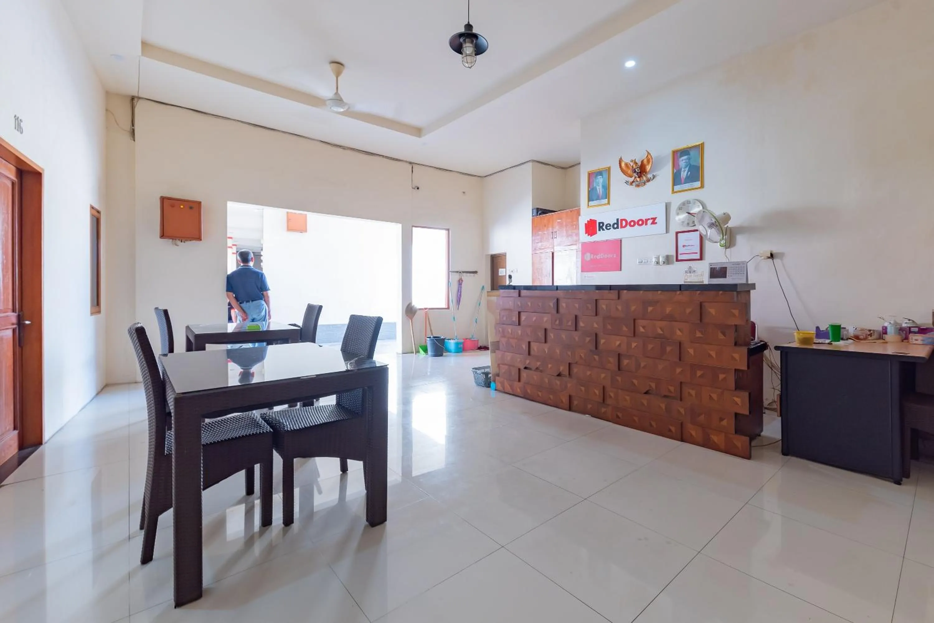 Lobby or reception in RedDoorz near Pasar Pagi 2 by Cassana