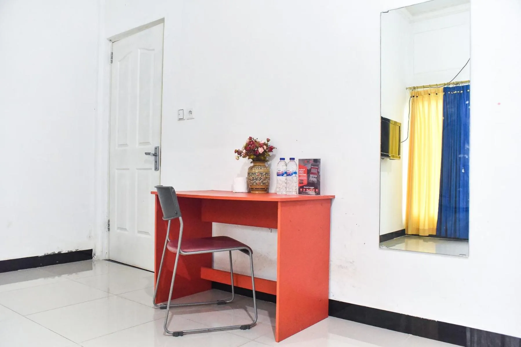 Bedroom in RedDoorz near Sultan Hasanuddin Airport 2 Makassar