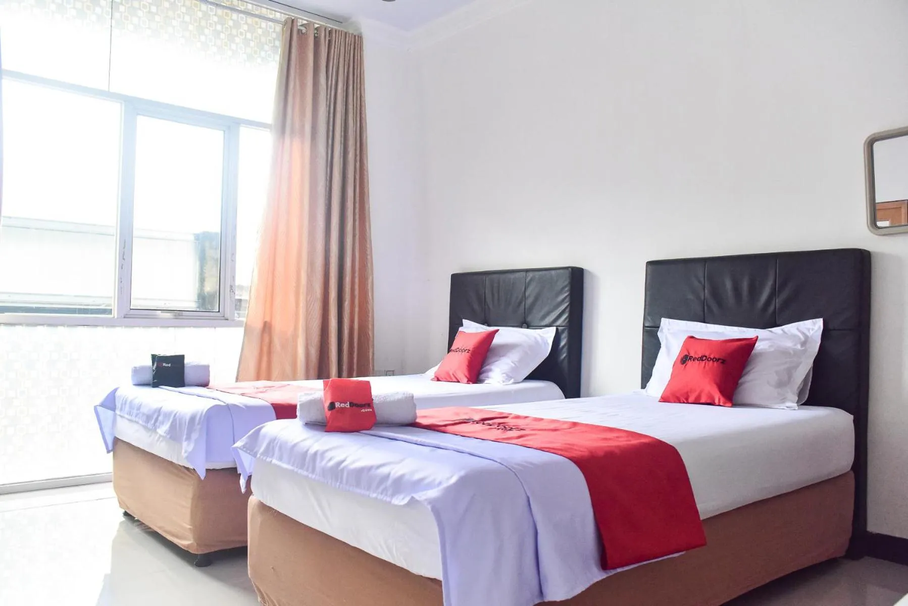 Bedroom, Bed in RedDoorz near Sultan Hasanuddin Airport 2 Makassar