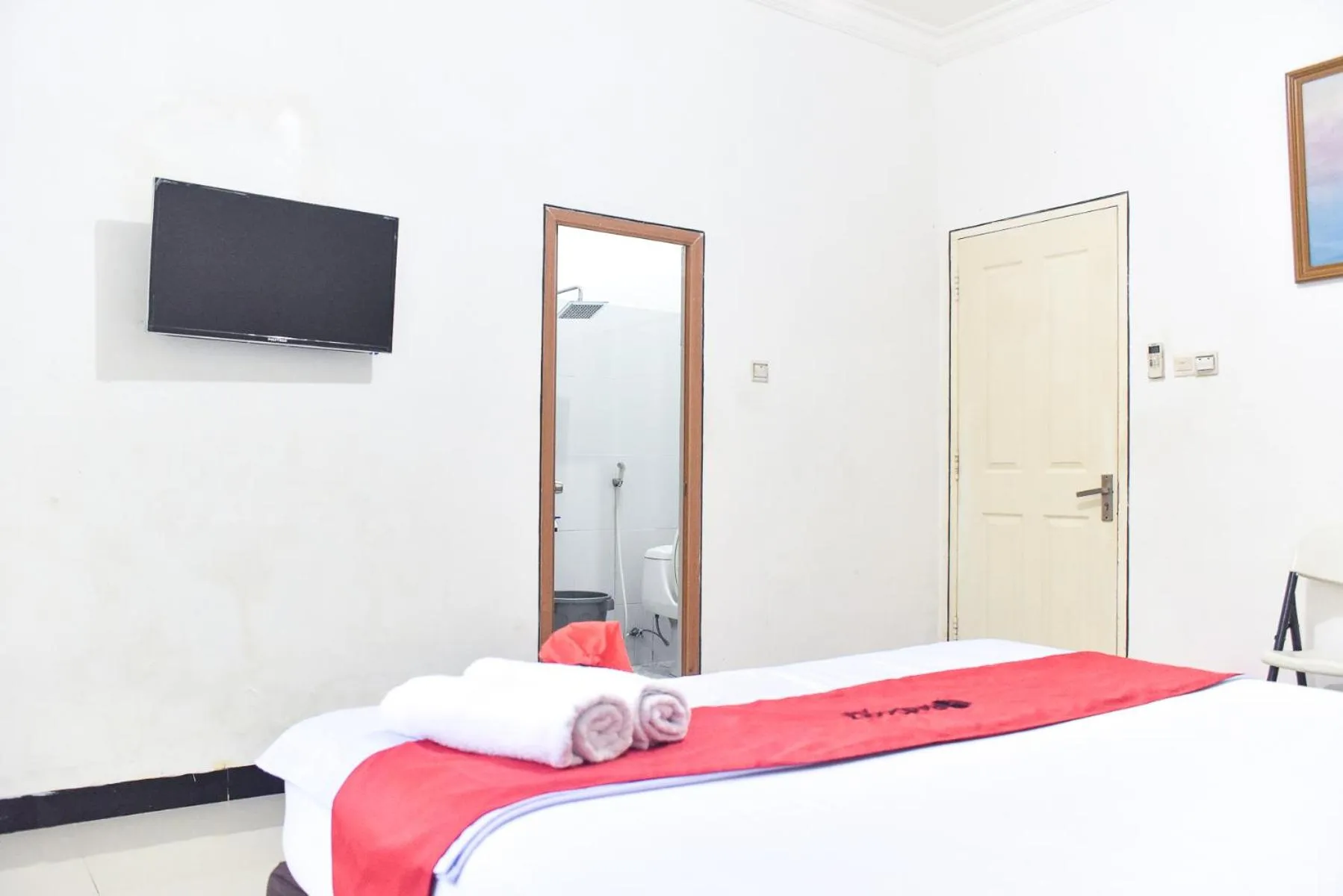 Bedroom, Bed in RedDoorz near Sultan Hasanuddin Airport 2 Makassar