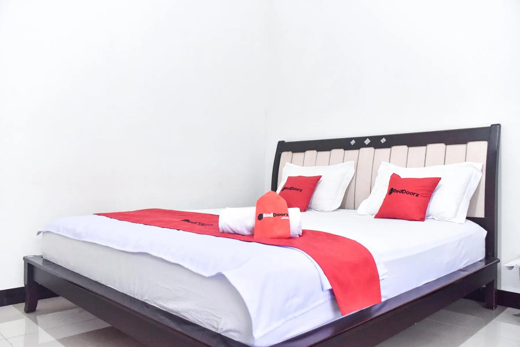Bedroom, Bed in RedDoorz near Sultan Hasanuddin Airport 2 Makassar