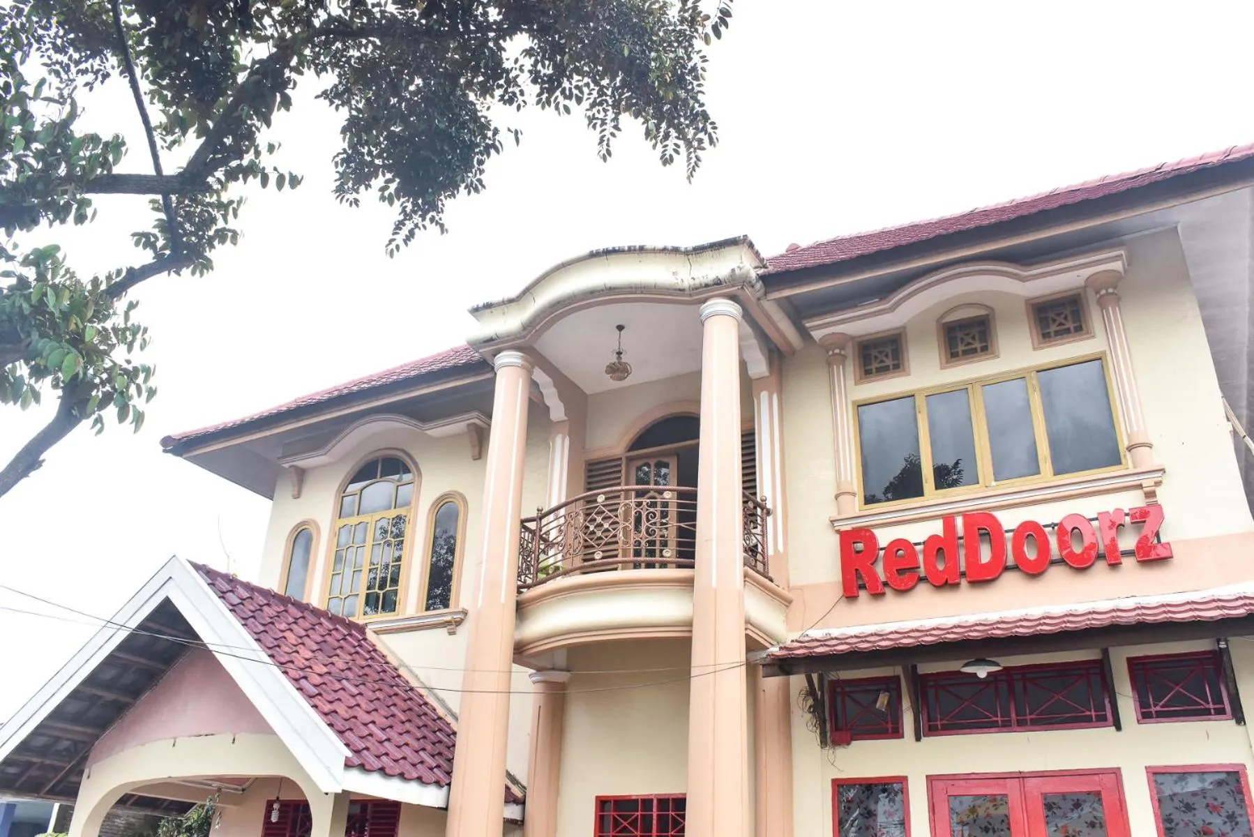 Property building in RedDoorz near Sultan Hasanuddin Airport 2 Makassar