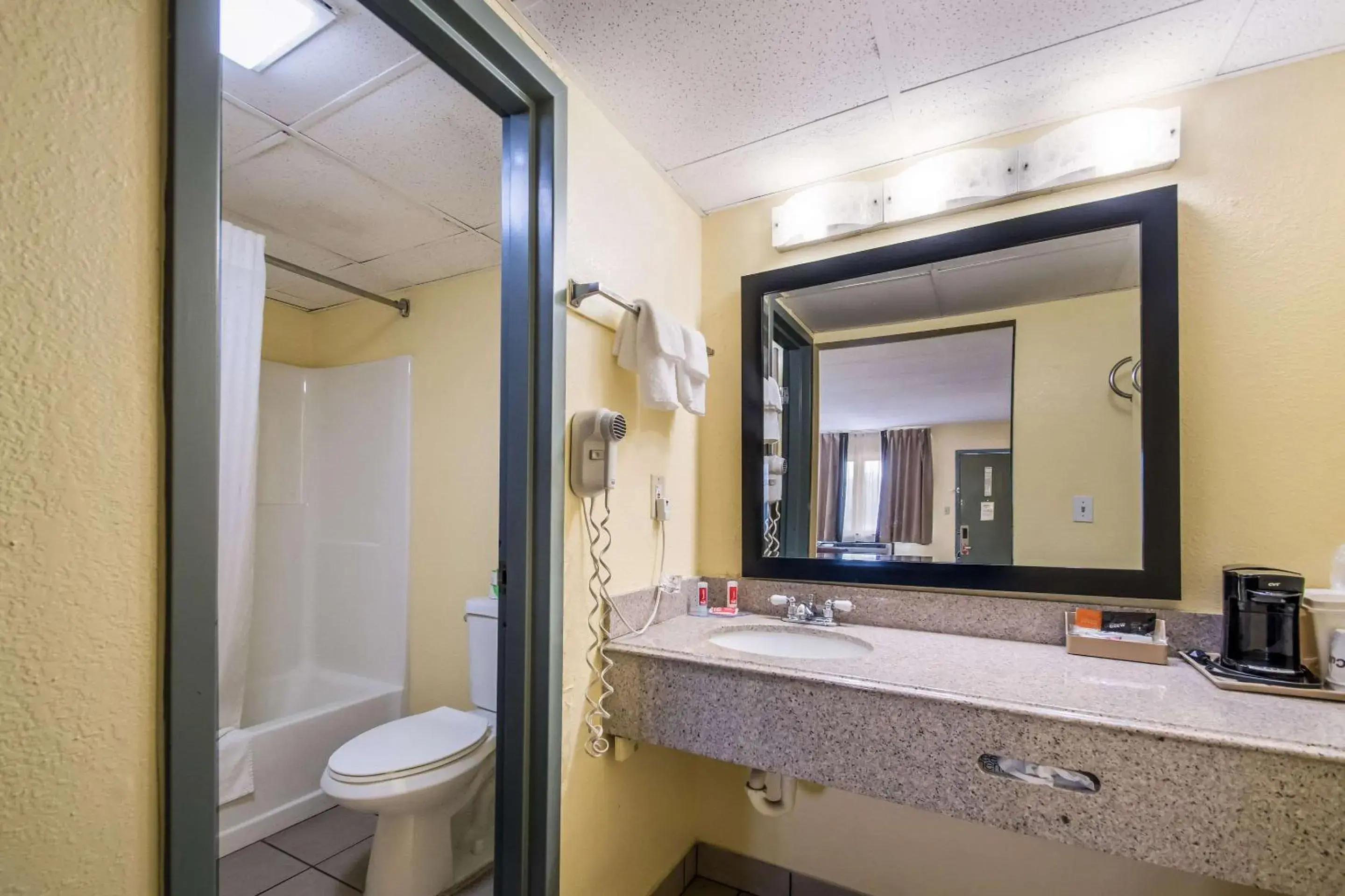 King Room - Non-Smoking in Econo Lodge Kearney - Liberty King Room - Non-Smoking in Econo Lodge Kearney - Liberty