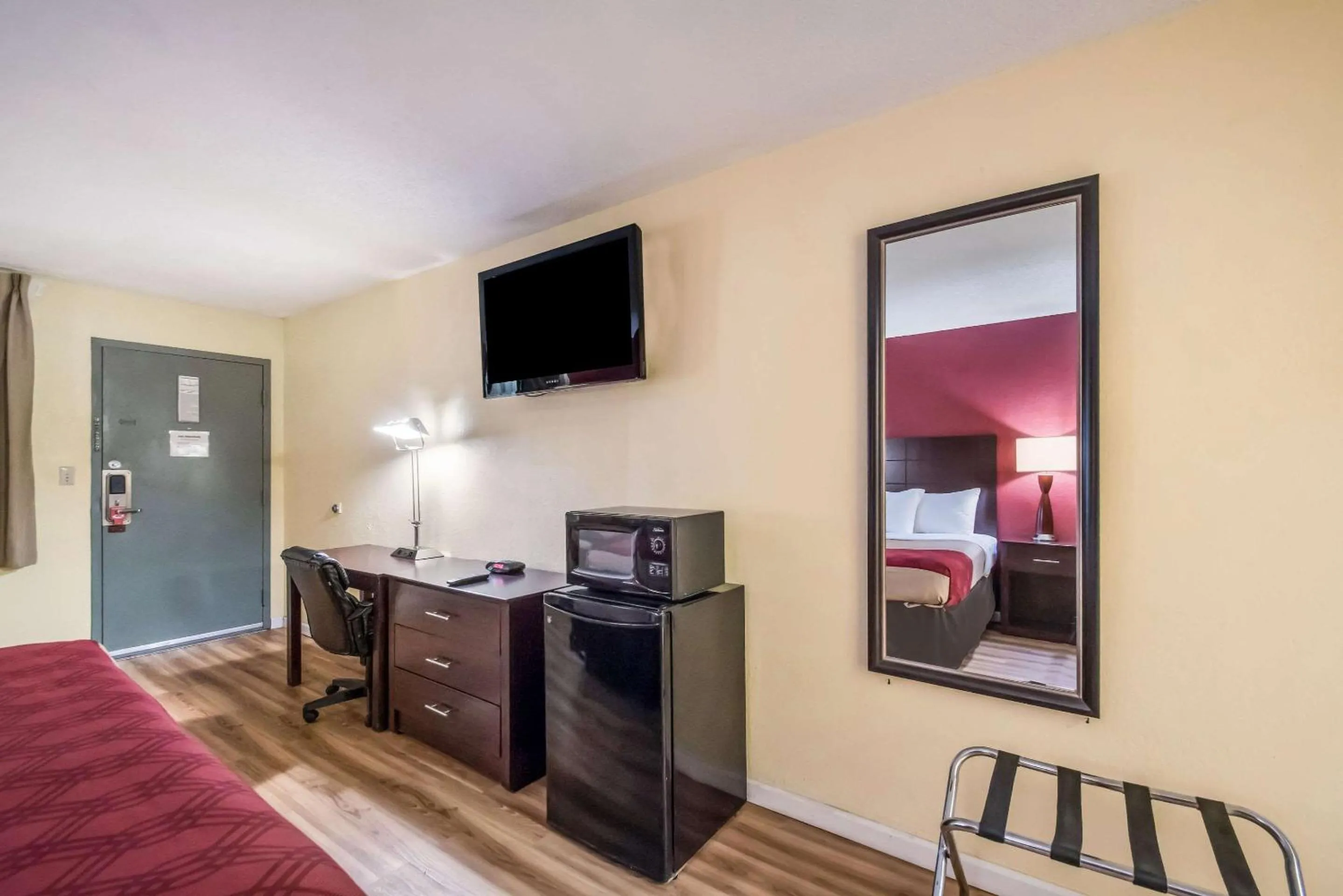 Photo of the whole room, Bed in Econo Lodge Kearney - Liberty