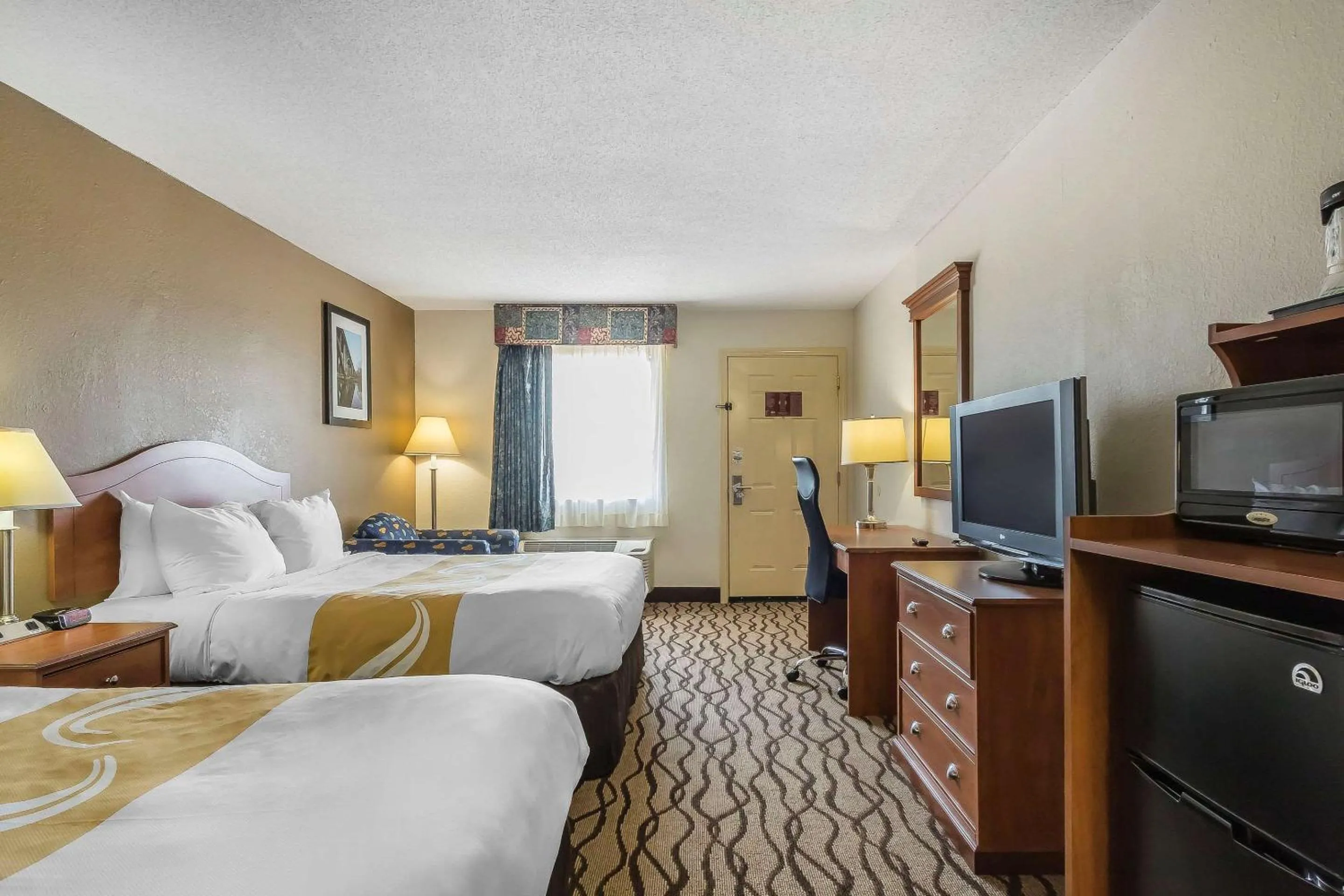 Photo of the whole room, Bed in Quality Inn Charleston - Sikeston