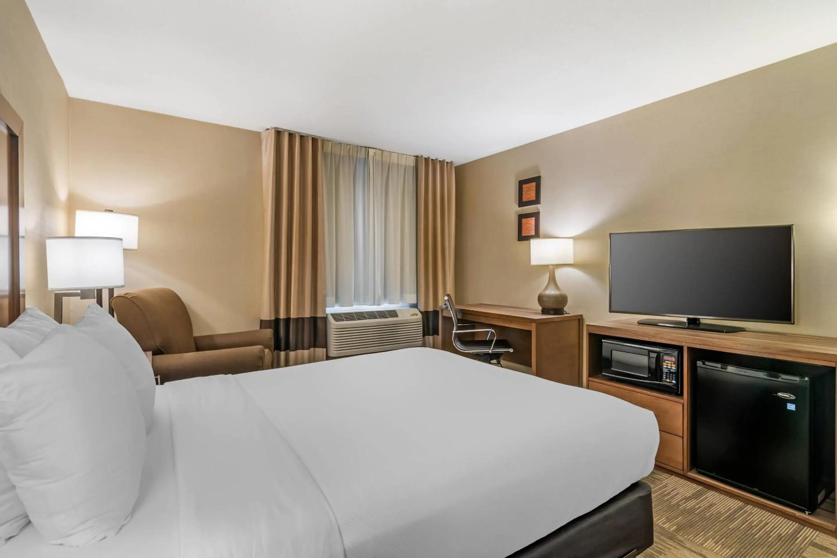 Bedroom, Bed in Comfort Inn Sedalia Station