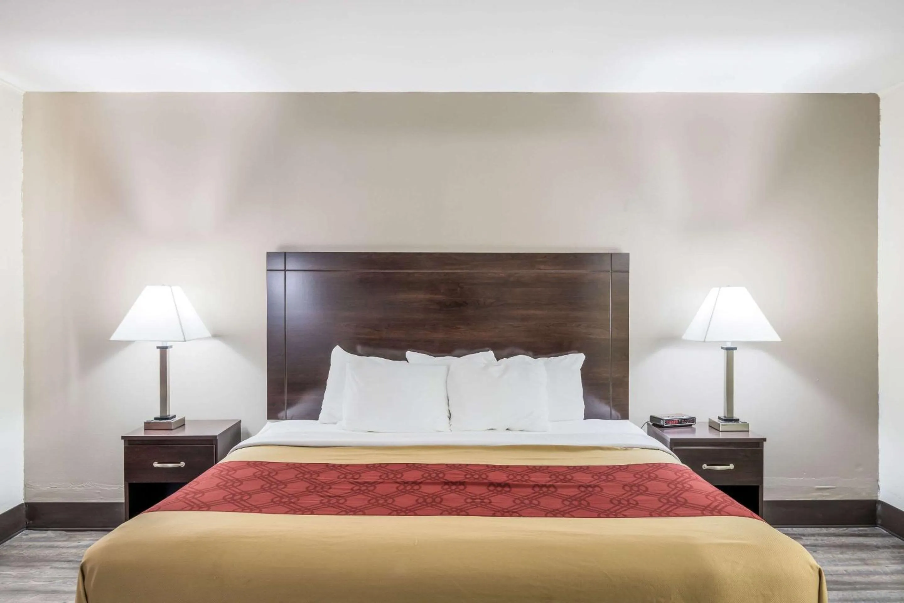 Photo of the whole room, Bed in Econo Lodge Cameron