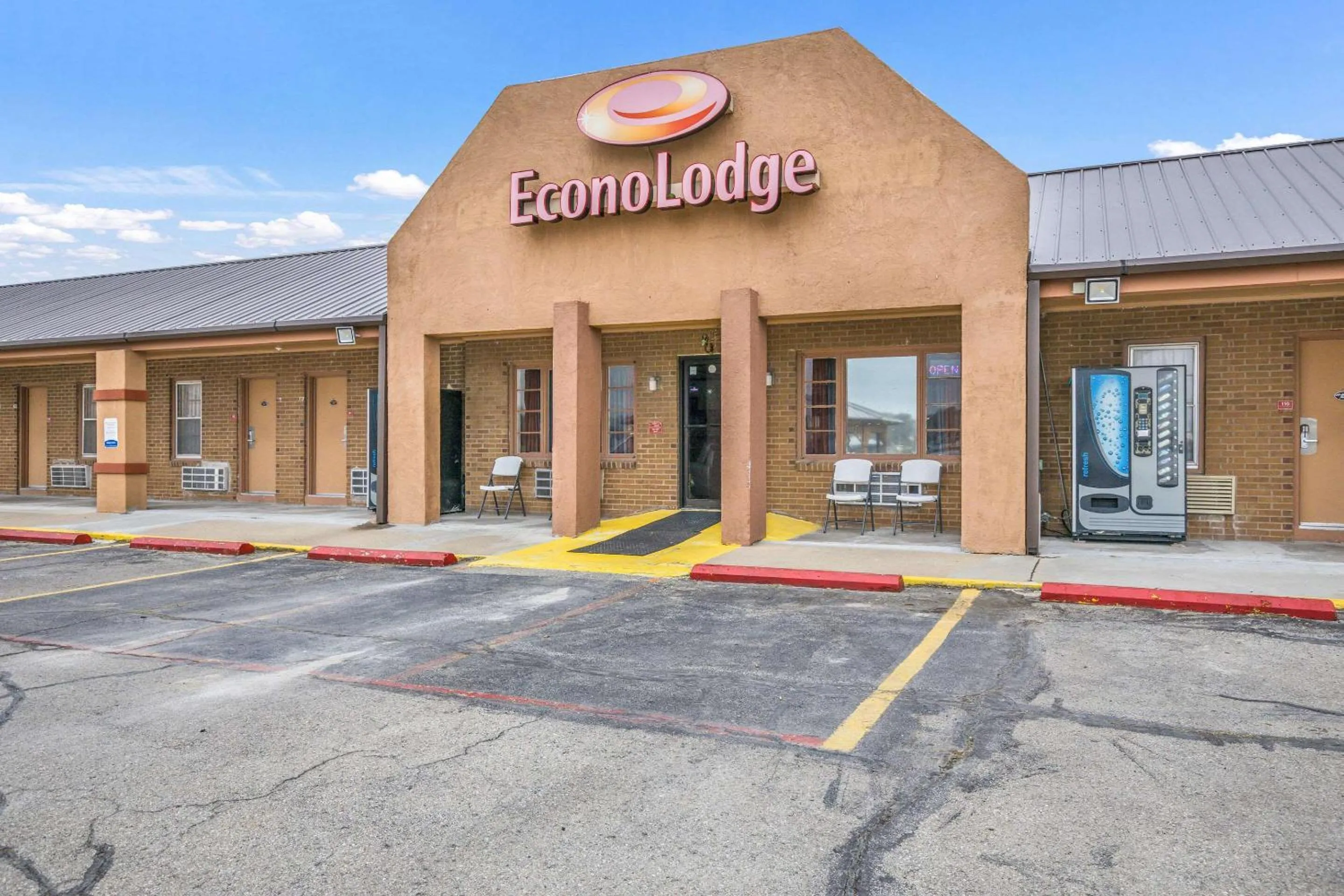 Property building in Econo Lodge Cameron