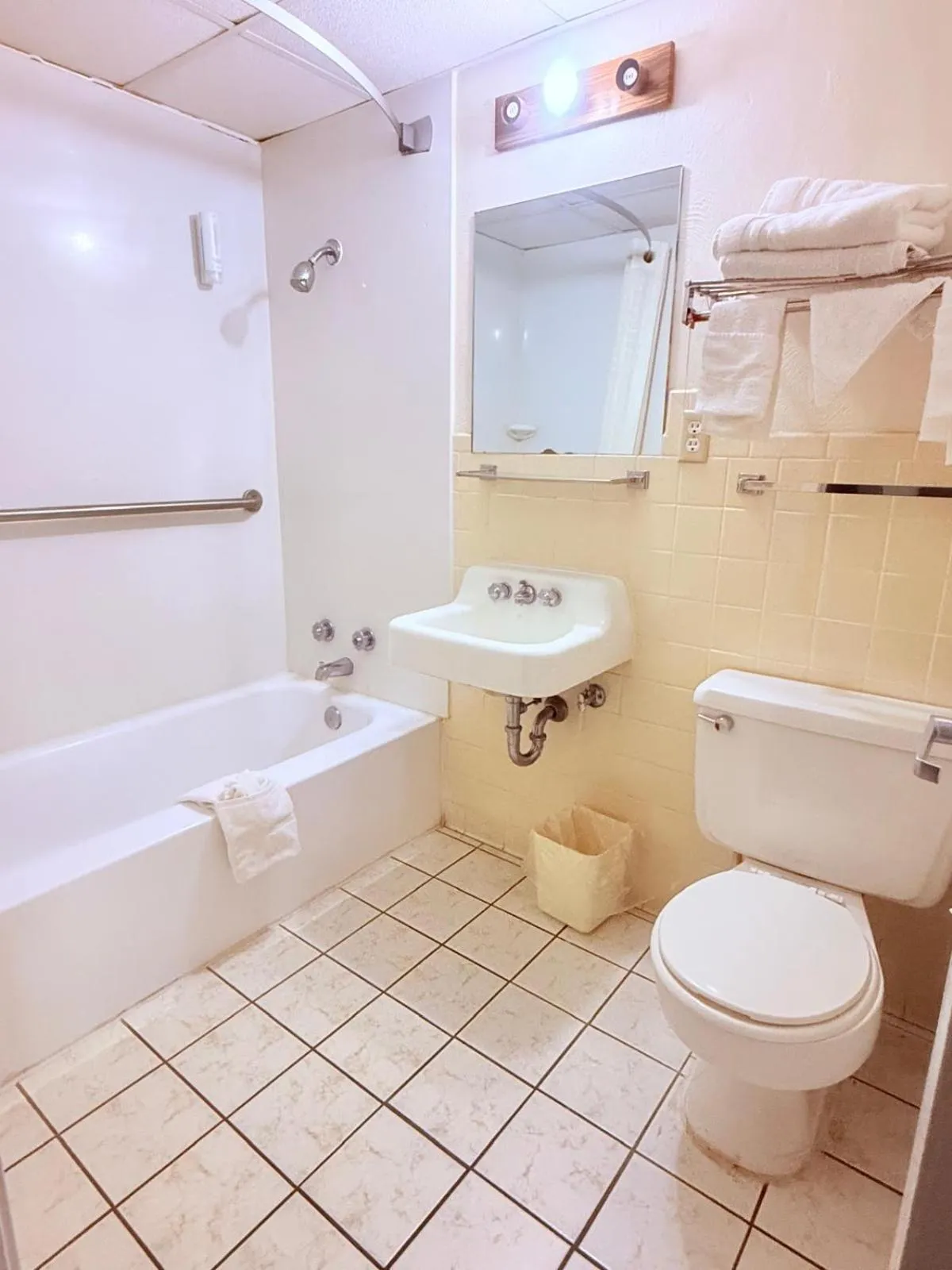 Bathroom in Econo Lodge Cameron