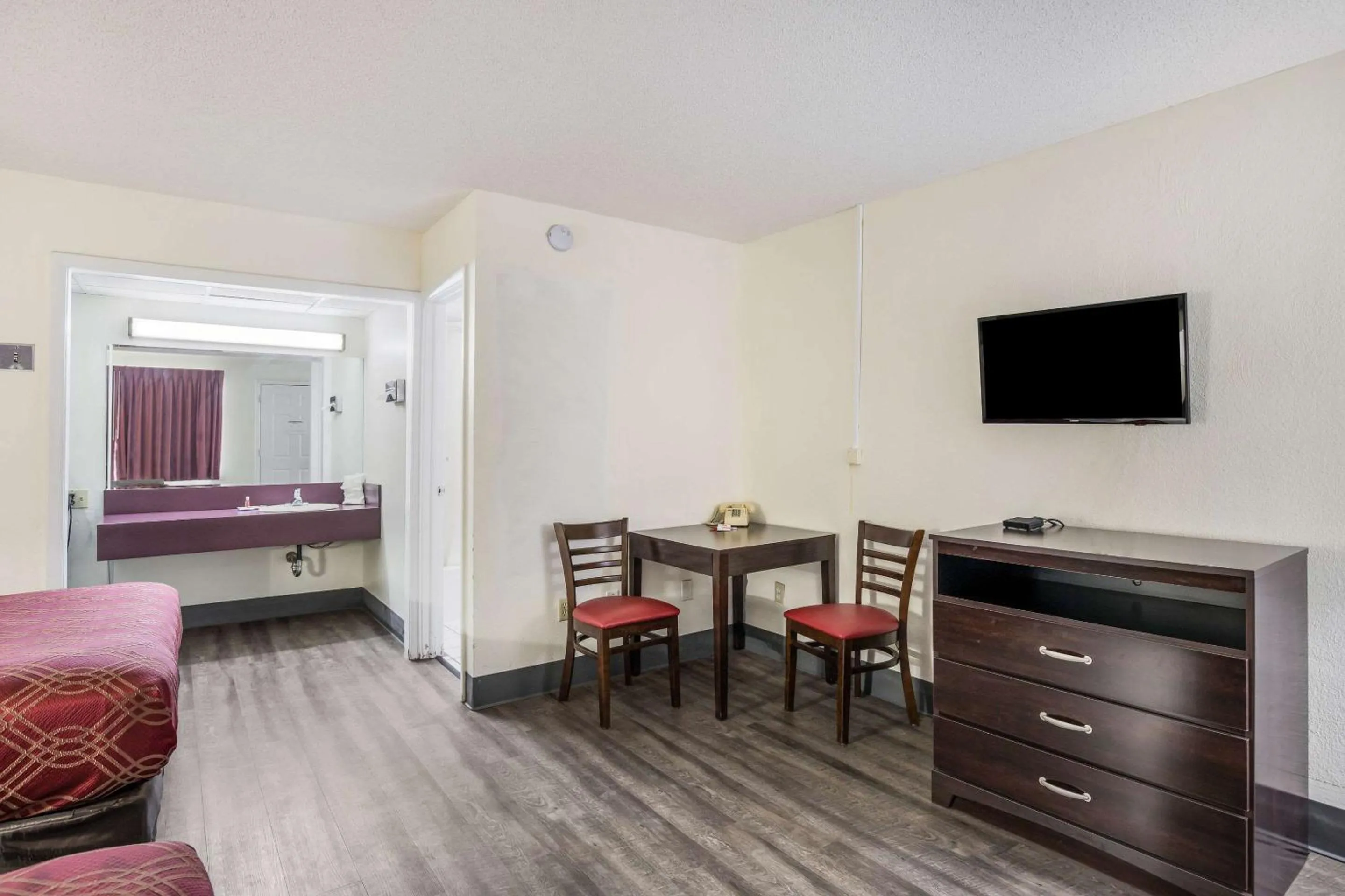 Photo of the whole room, Bed in Econo Lodge Cameron