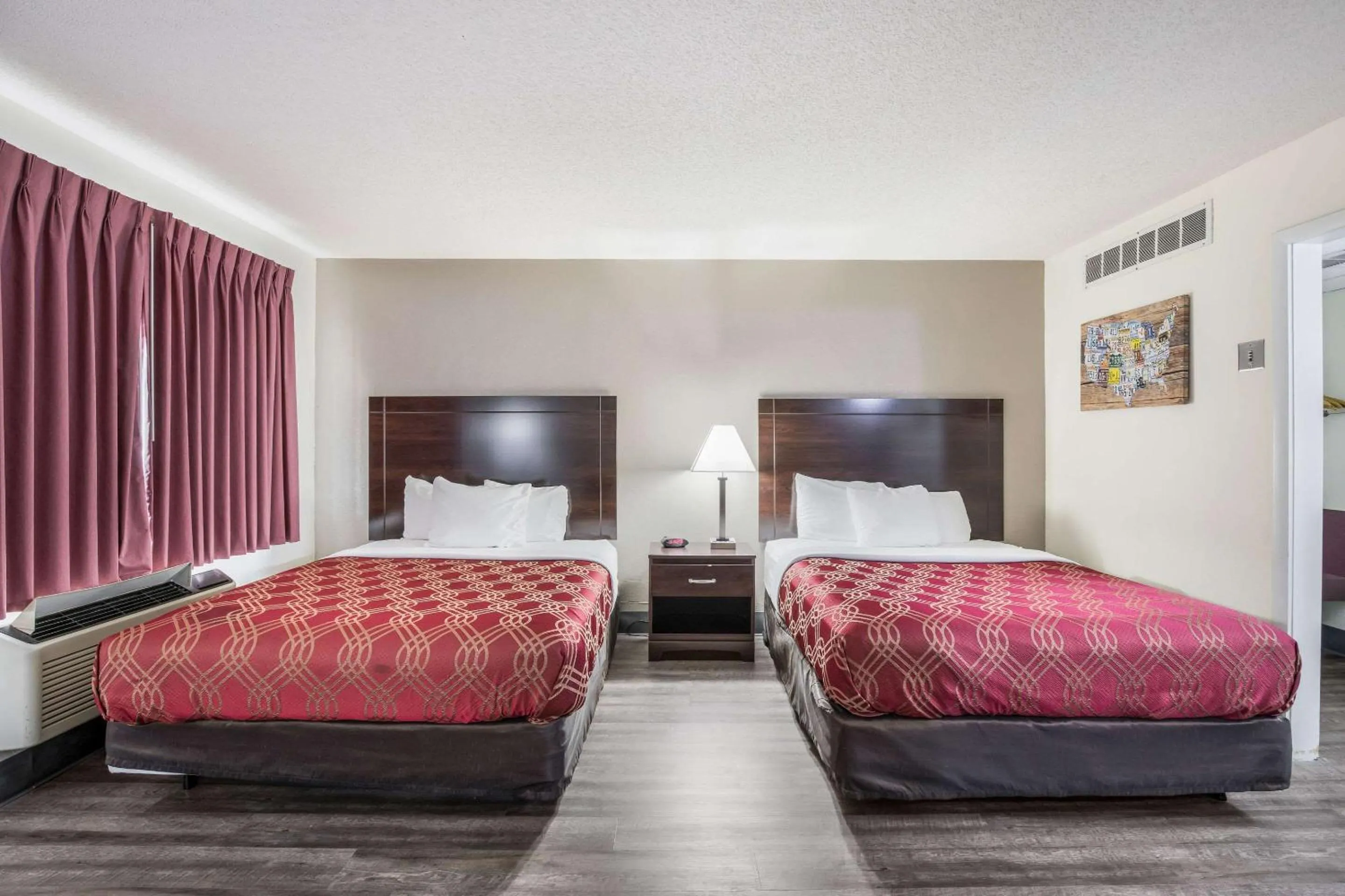 Bed in Econo Lodge Cameron