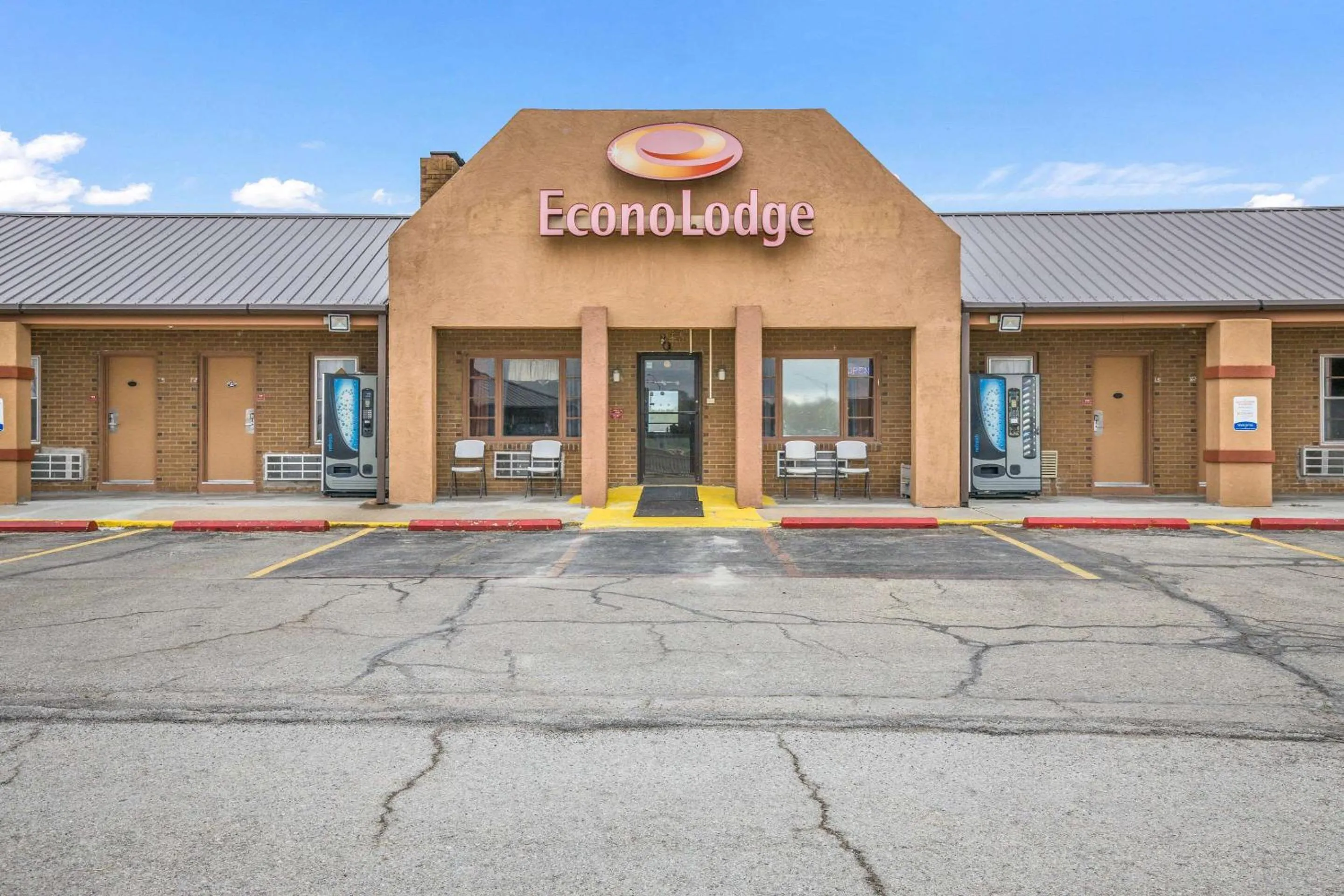 Property building in Econo Lodge Cameron