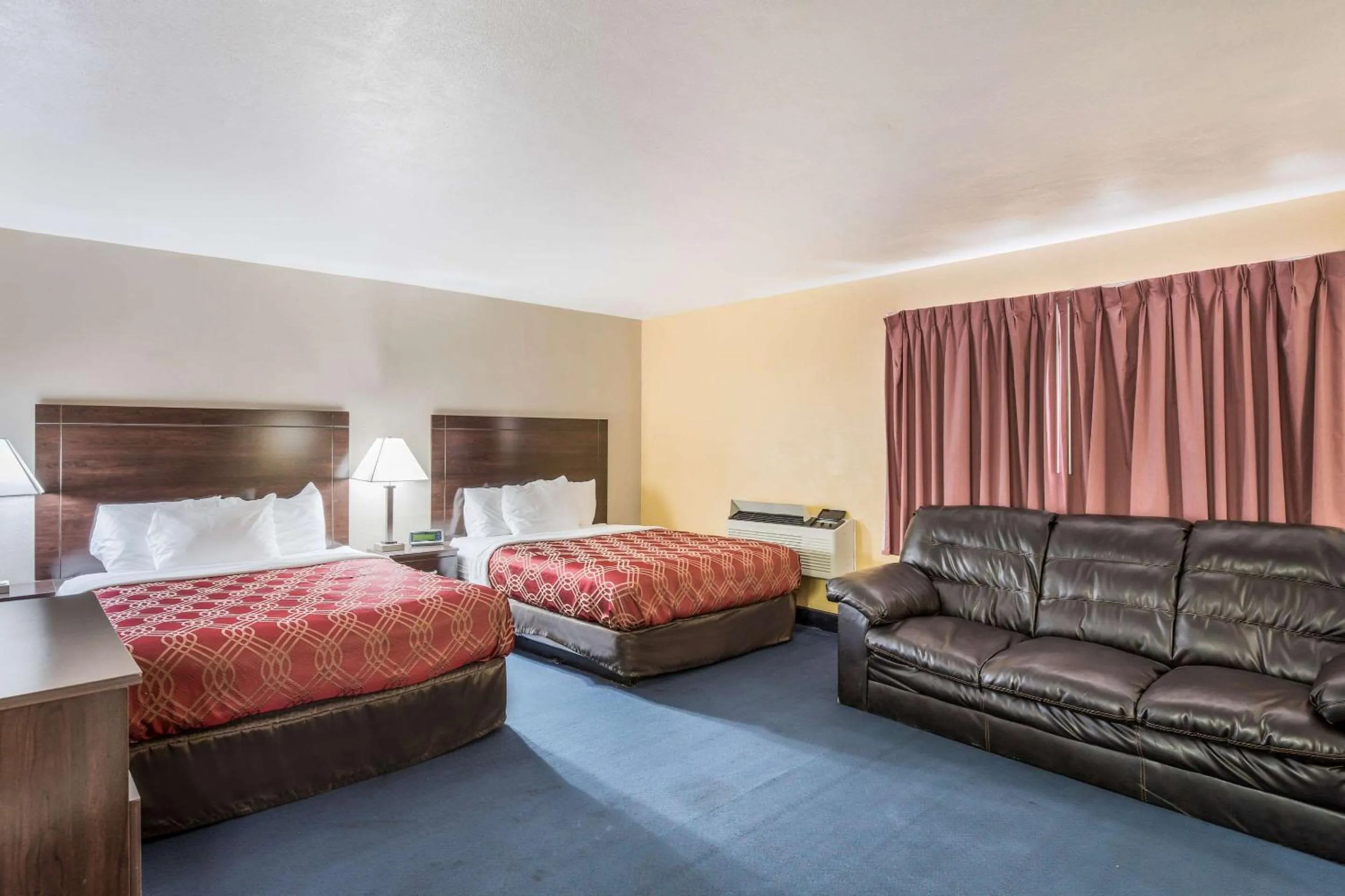 Photo of the whole room, Bed in Econo Lodge Cameron