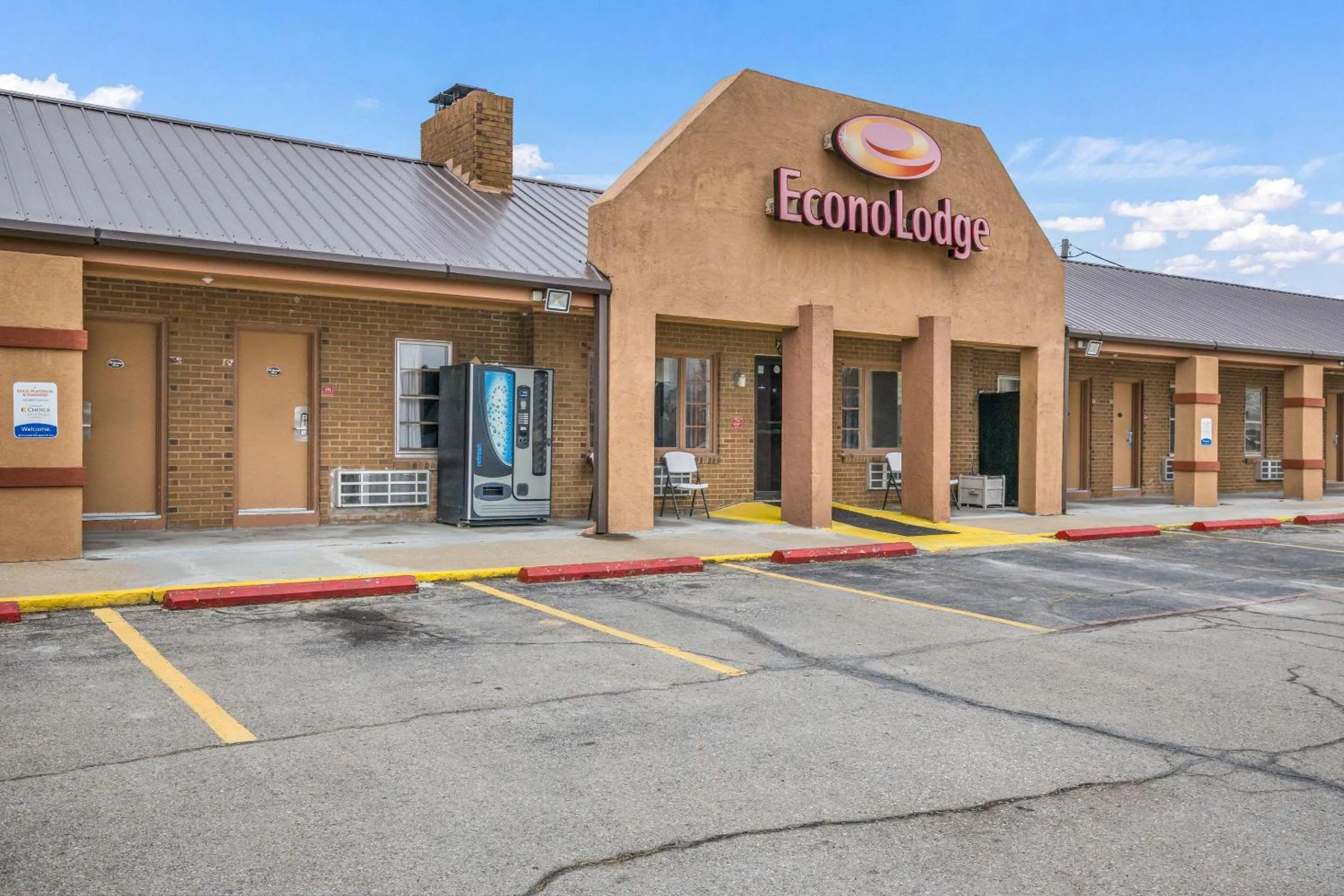 Property building in Econo Lodge Cameron