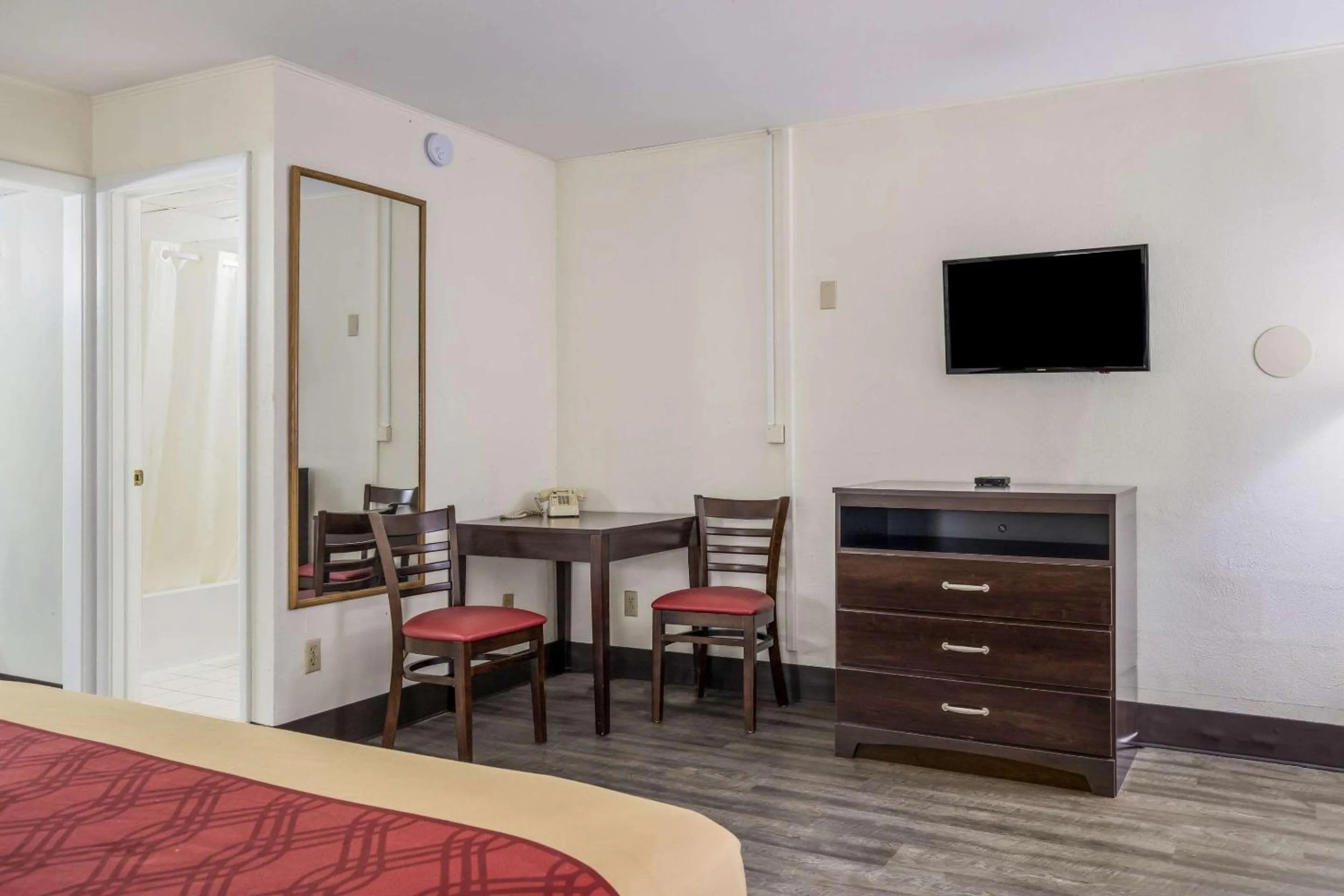 Photo of the whole room in Econo Lodge Cameron