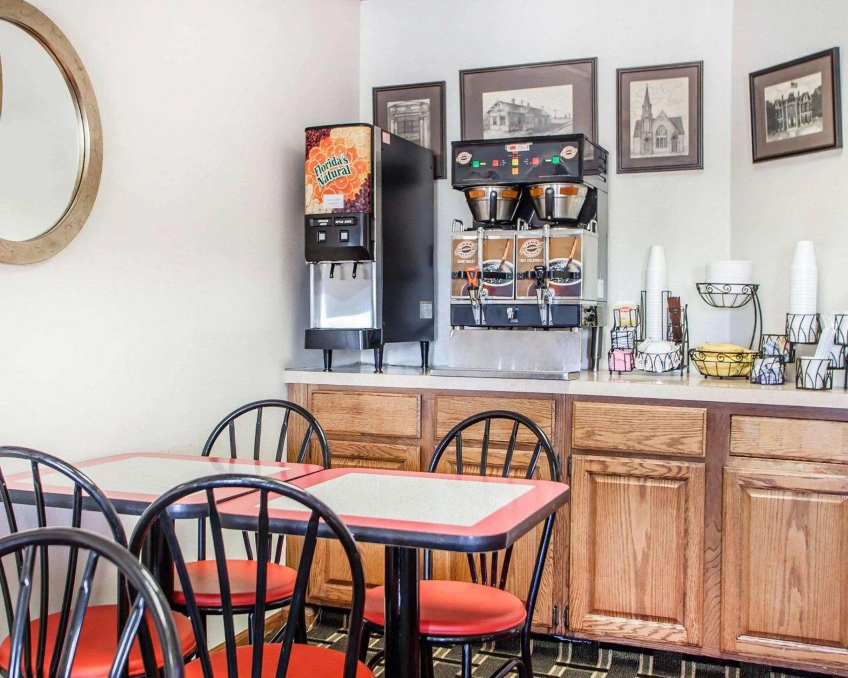 Restaurant/places to eat in Econo Lodge Cameron