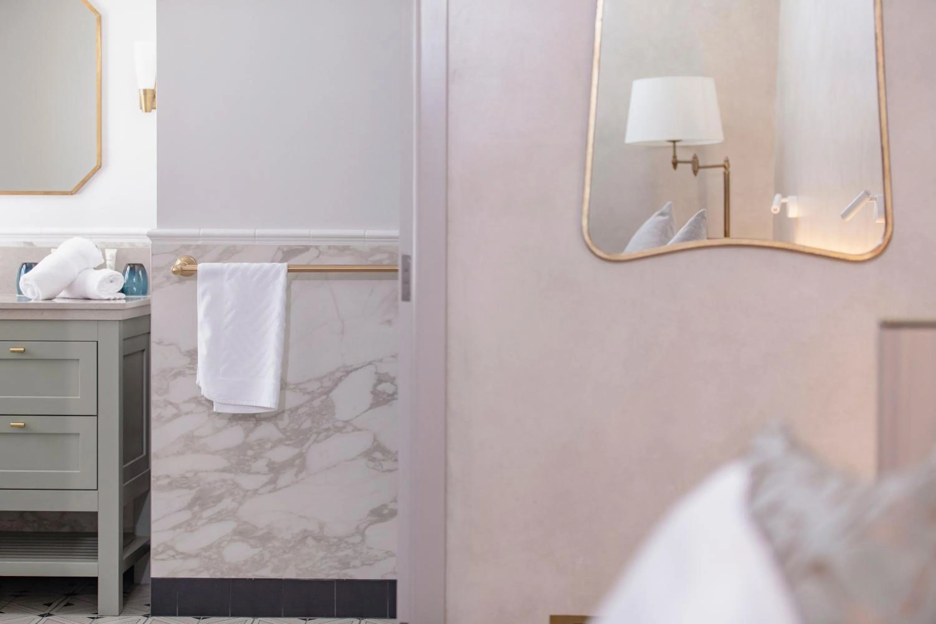 Bathroom, Bed in Tattersalls Hotel