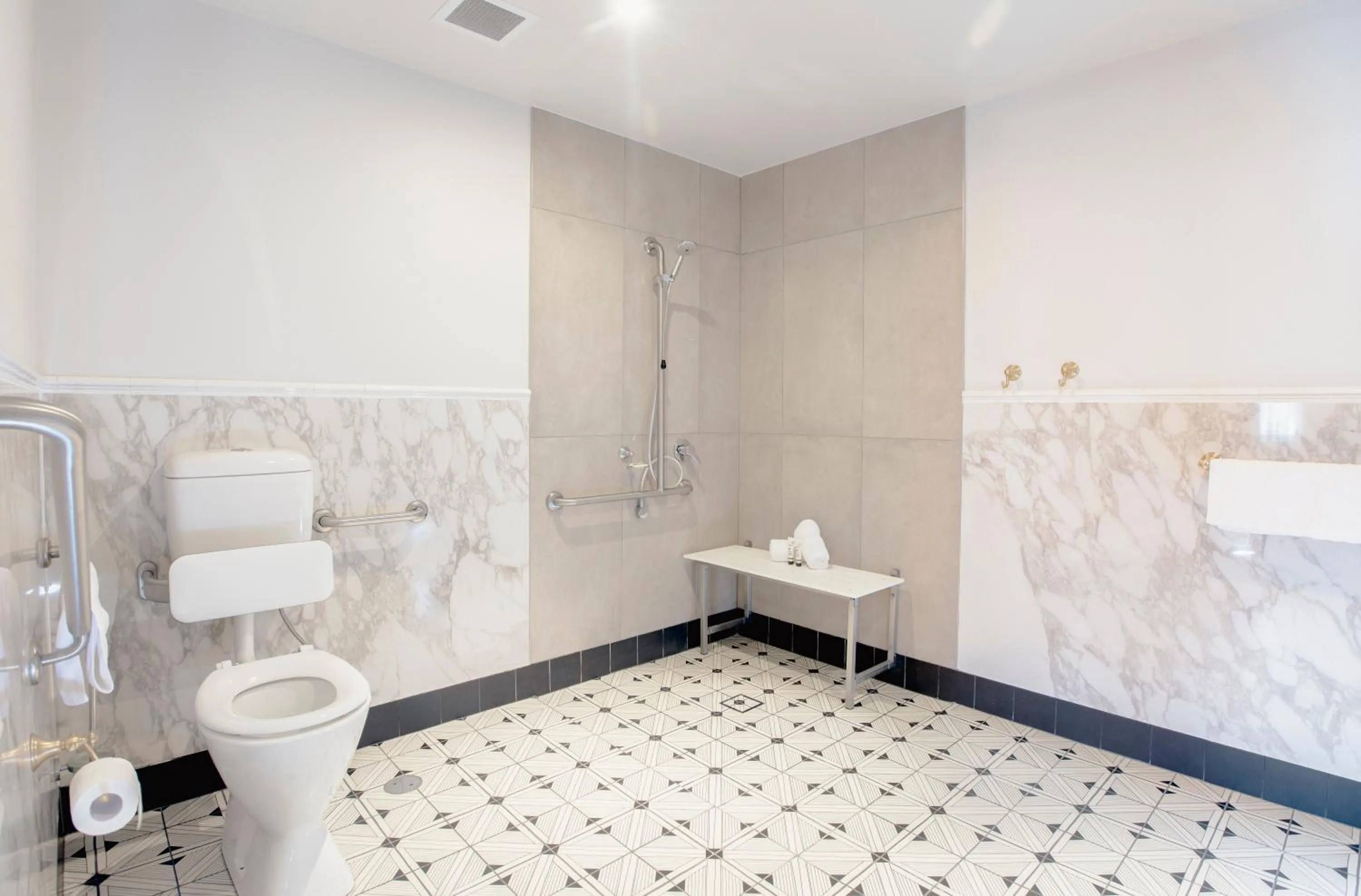 Bathroom in Tattersalls Hotel