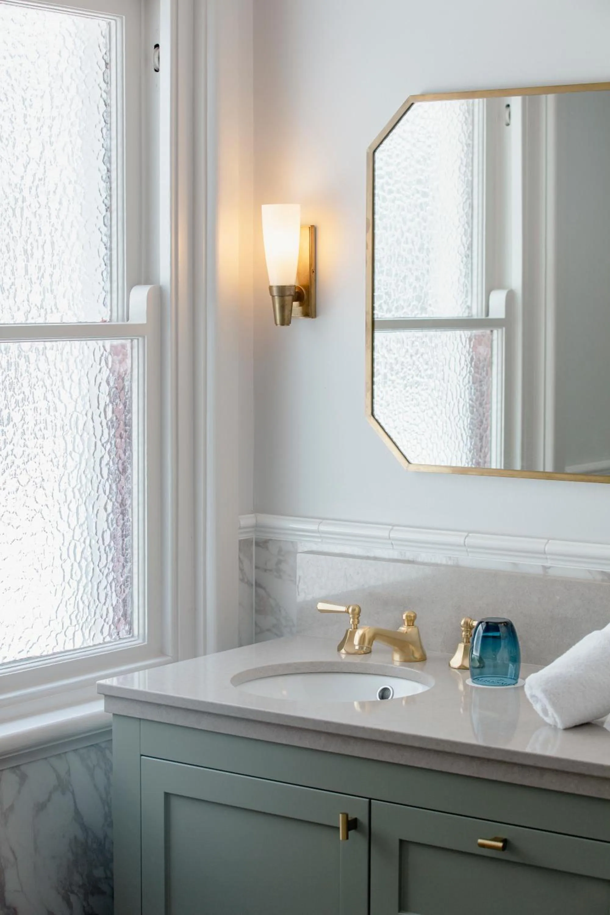 Bathroom in Tattersalls Hotel