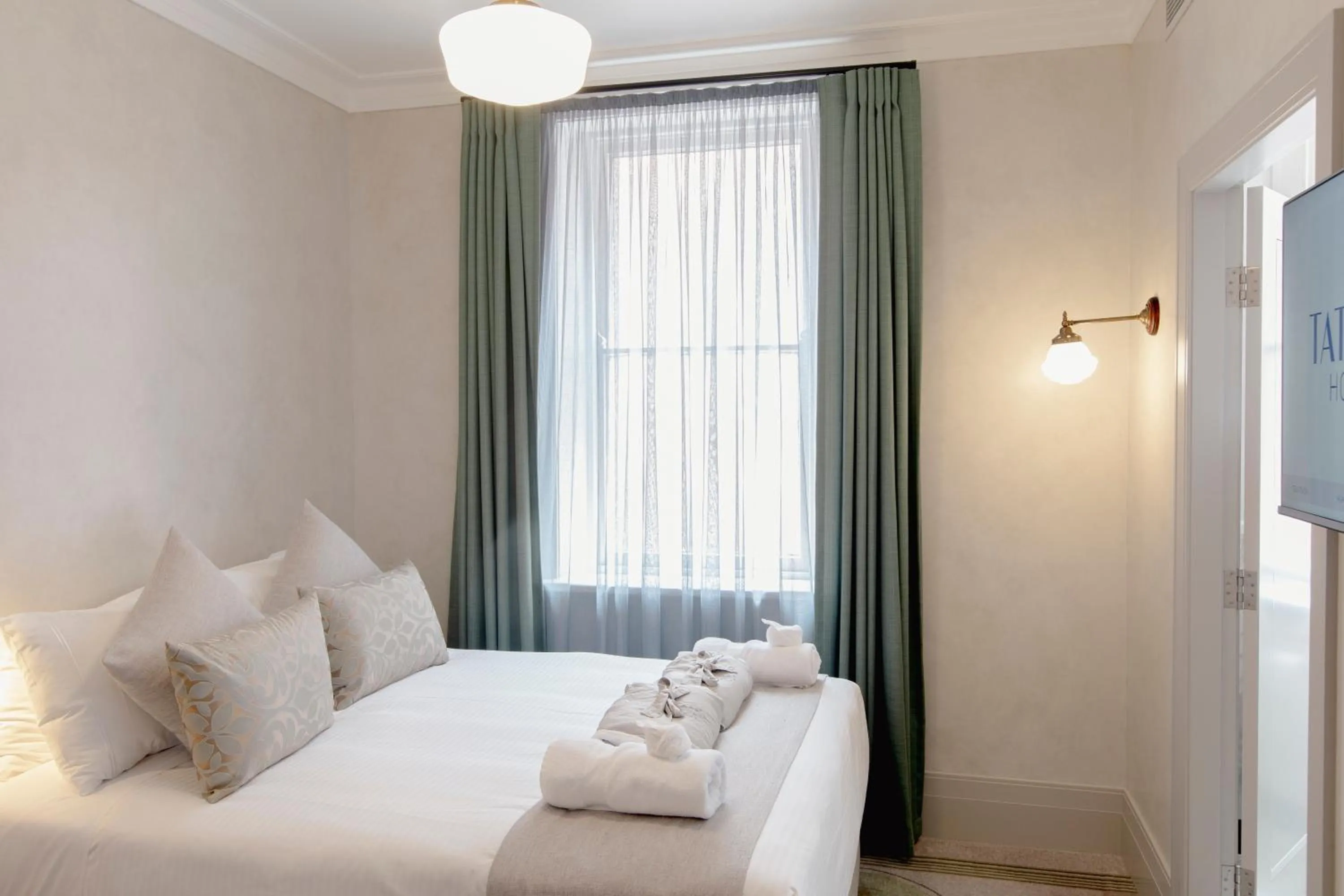 Bedroom, Bed in Tattersalls Hotel