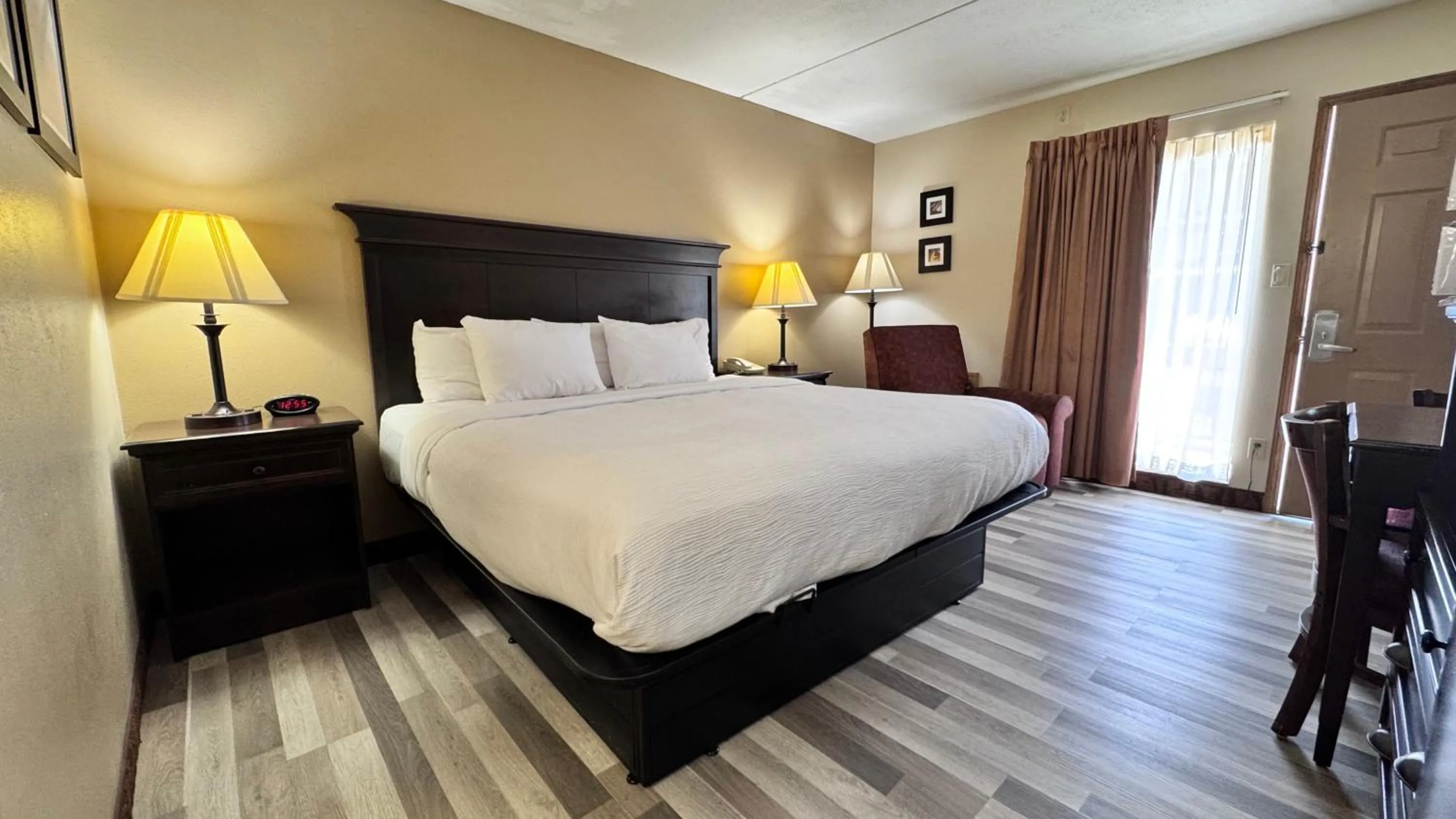 Bedroom, Bed in Quality Inn West-Branson Theatre District