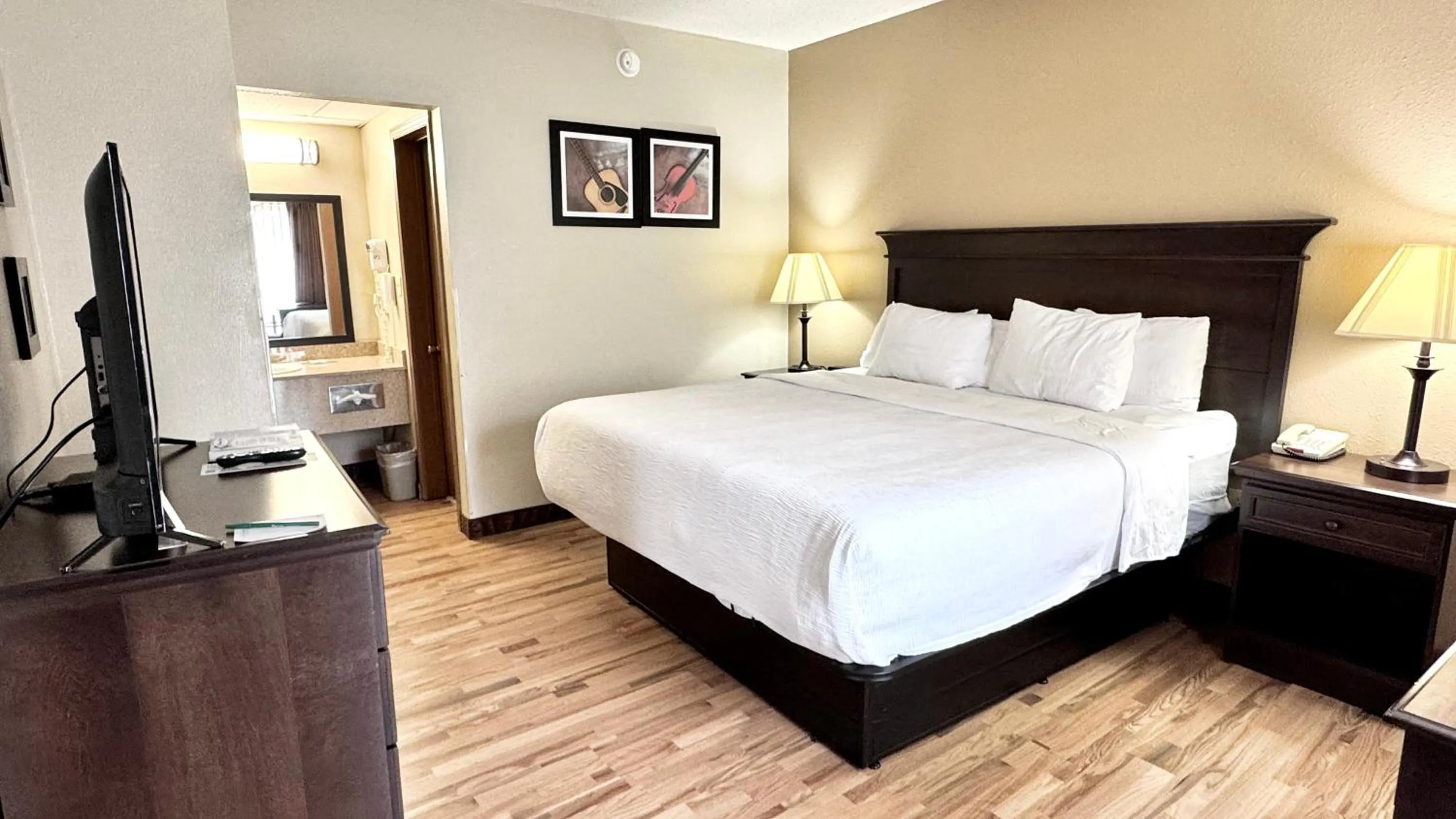 Bedroom, Bed in Quality Inn West-Branson Theatre District