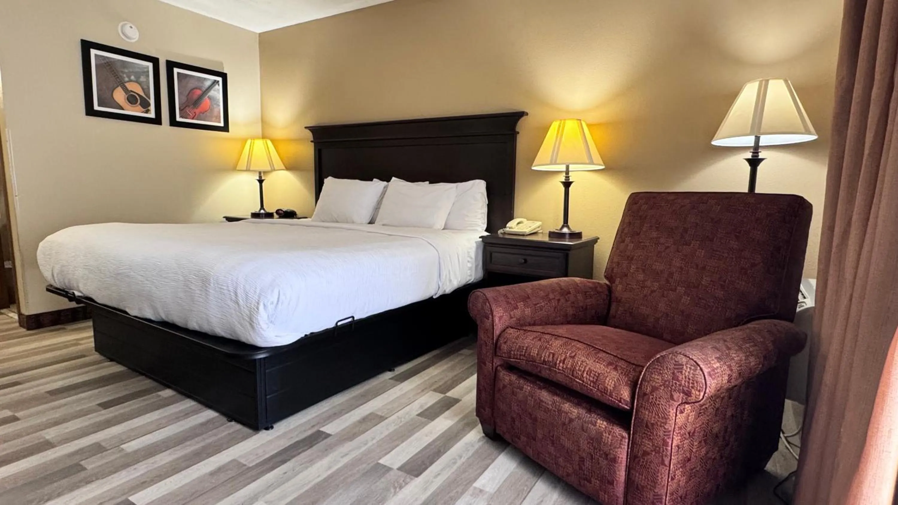 Bedroom, Bed in Quality Inn West-Branson Theatre District
