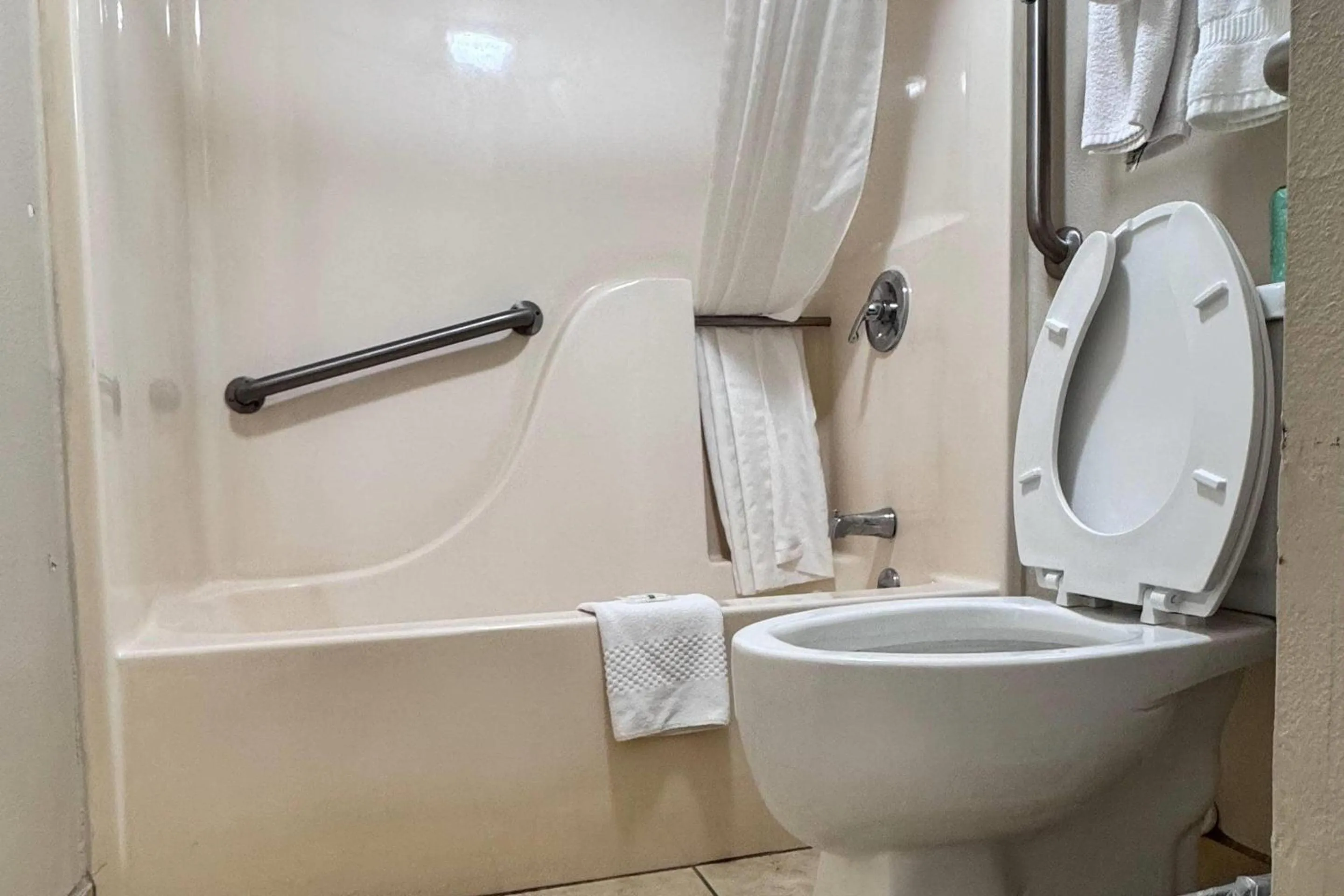 Bedroom in Quality Inn West-Branson Theatre District