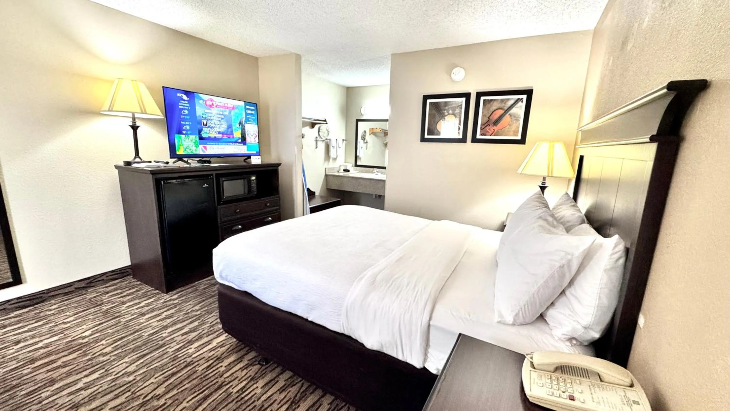 Photo of the whole room, Bed in Quality Inn West-Branson Theatre District