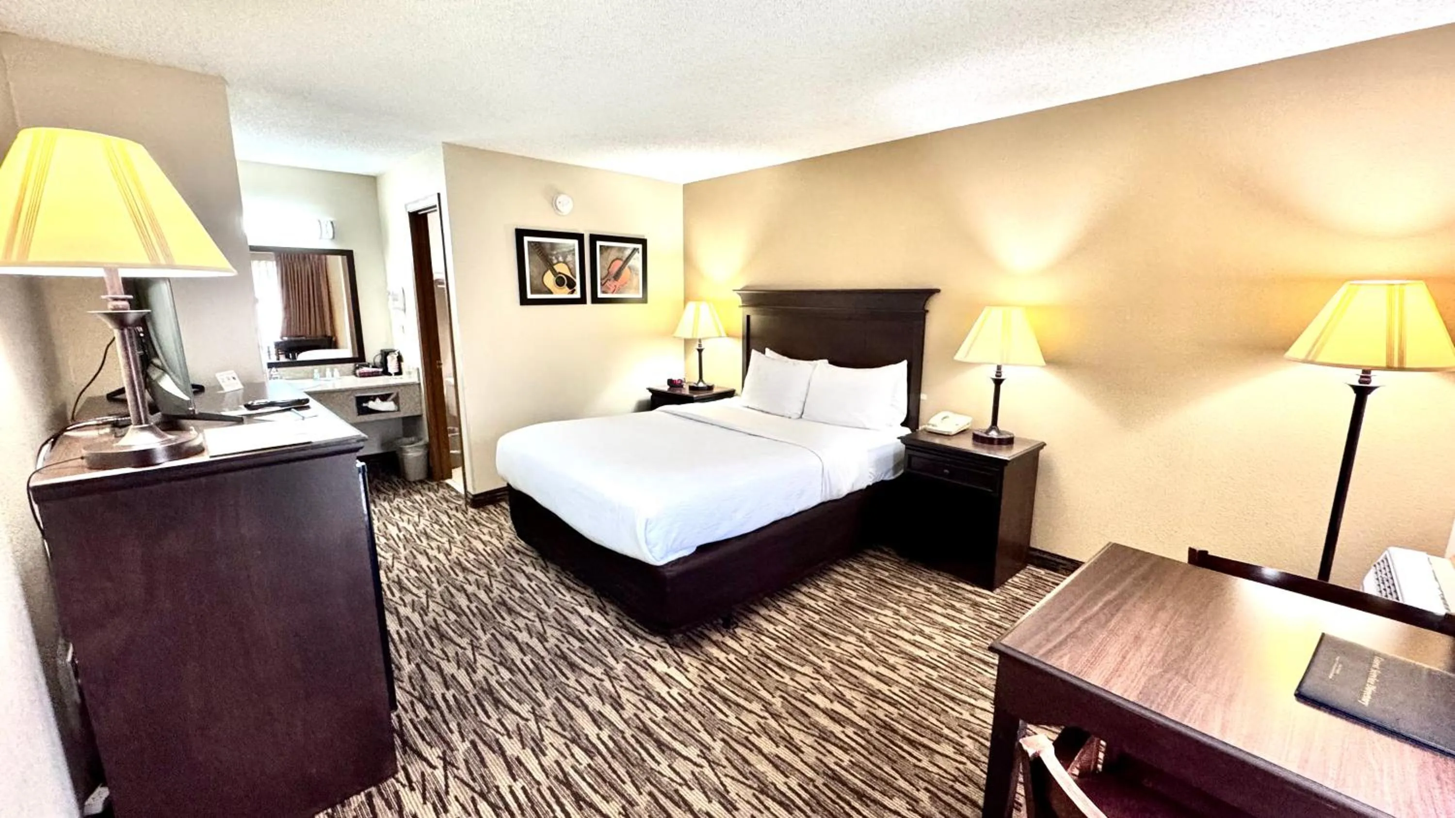 Bedroom, Bed in Quality Inn West-Branson Theatre District