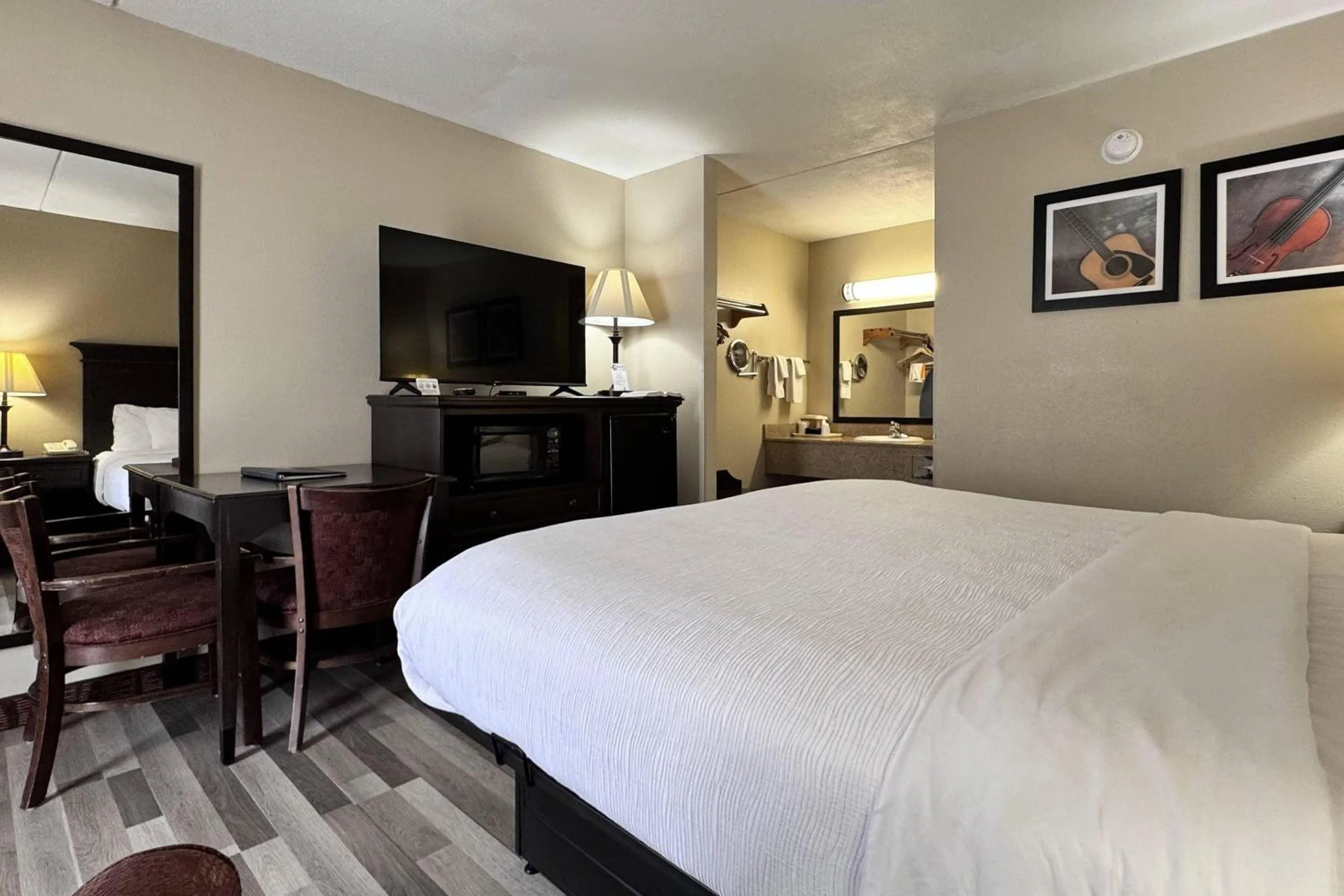Bedroom, Bed in Quality Inn West-Branson Theatre District