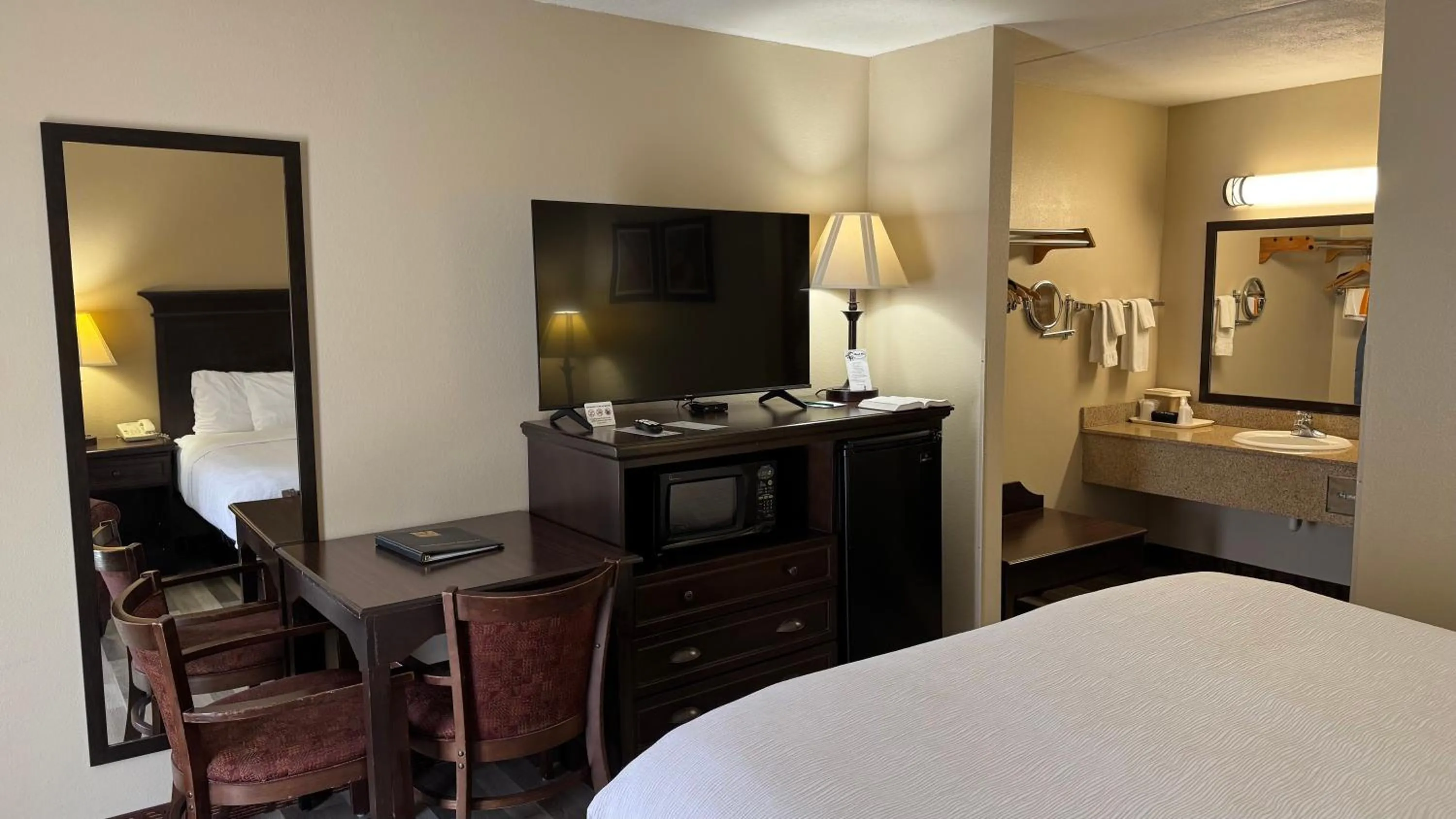 Bedroom, Bed in Quality Inn West-Branson Theatre District