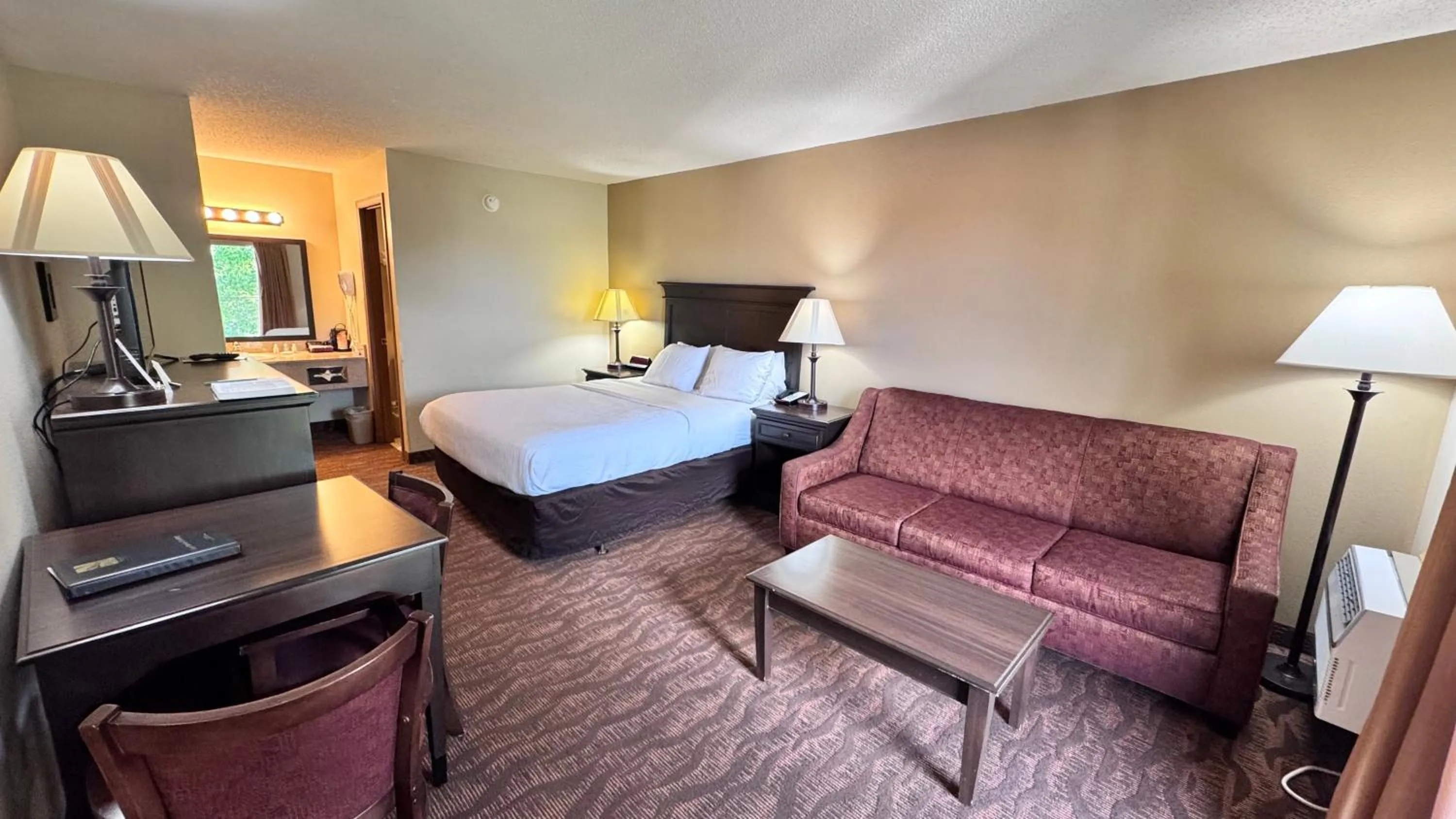 Photo of the whole room, Bed in Quality Inn West-Branson Theatre District