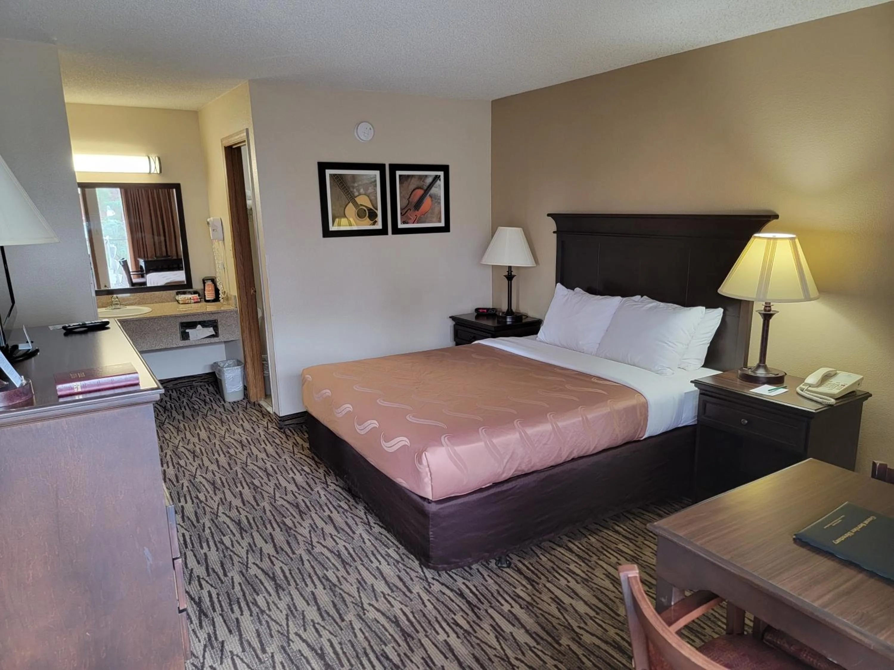 Bedroom, Bed in Quality Inn West-Branson Theatre District