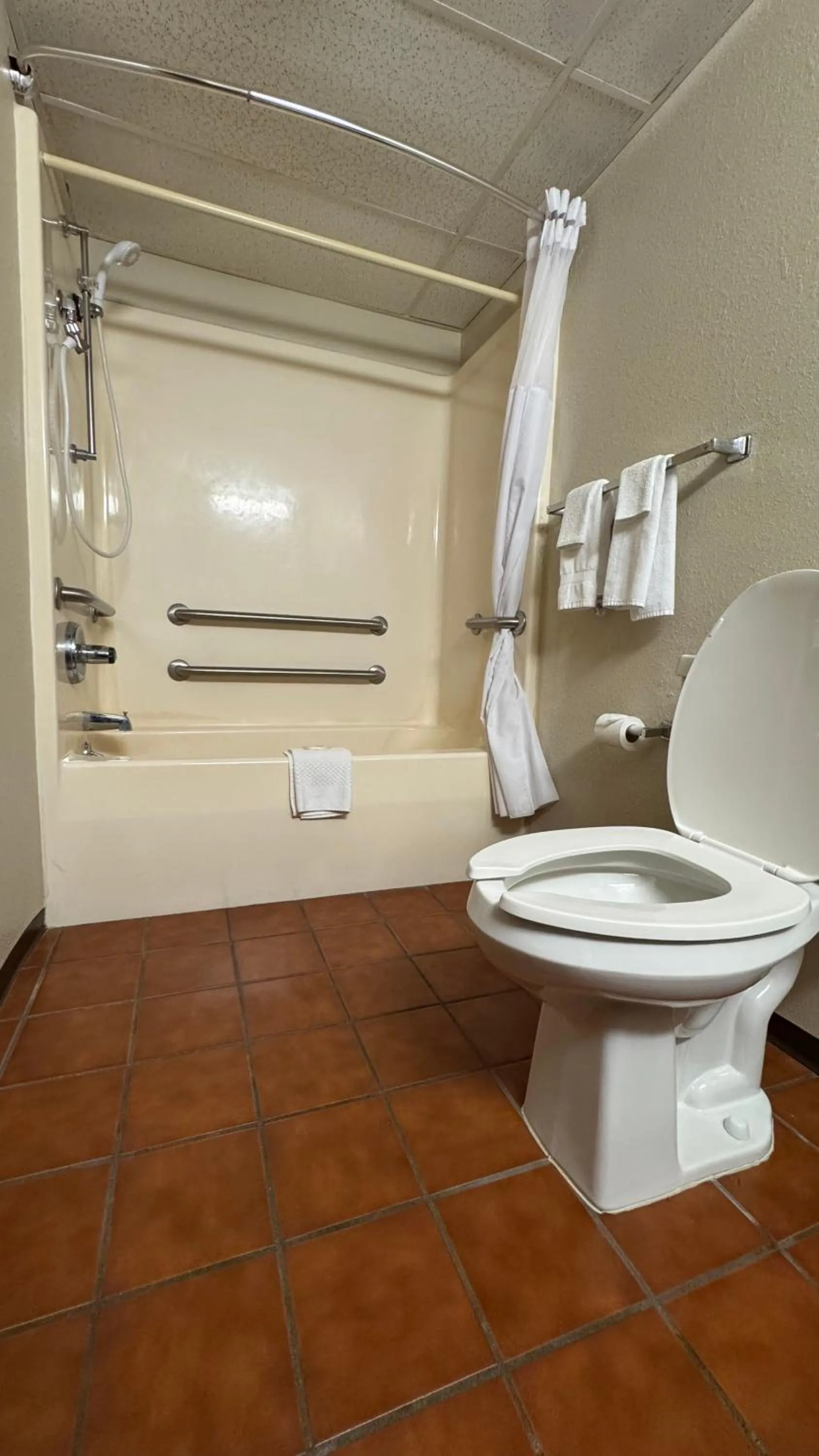 Bathroom in Quality Inn West-Branson Theatre District