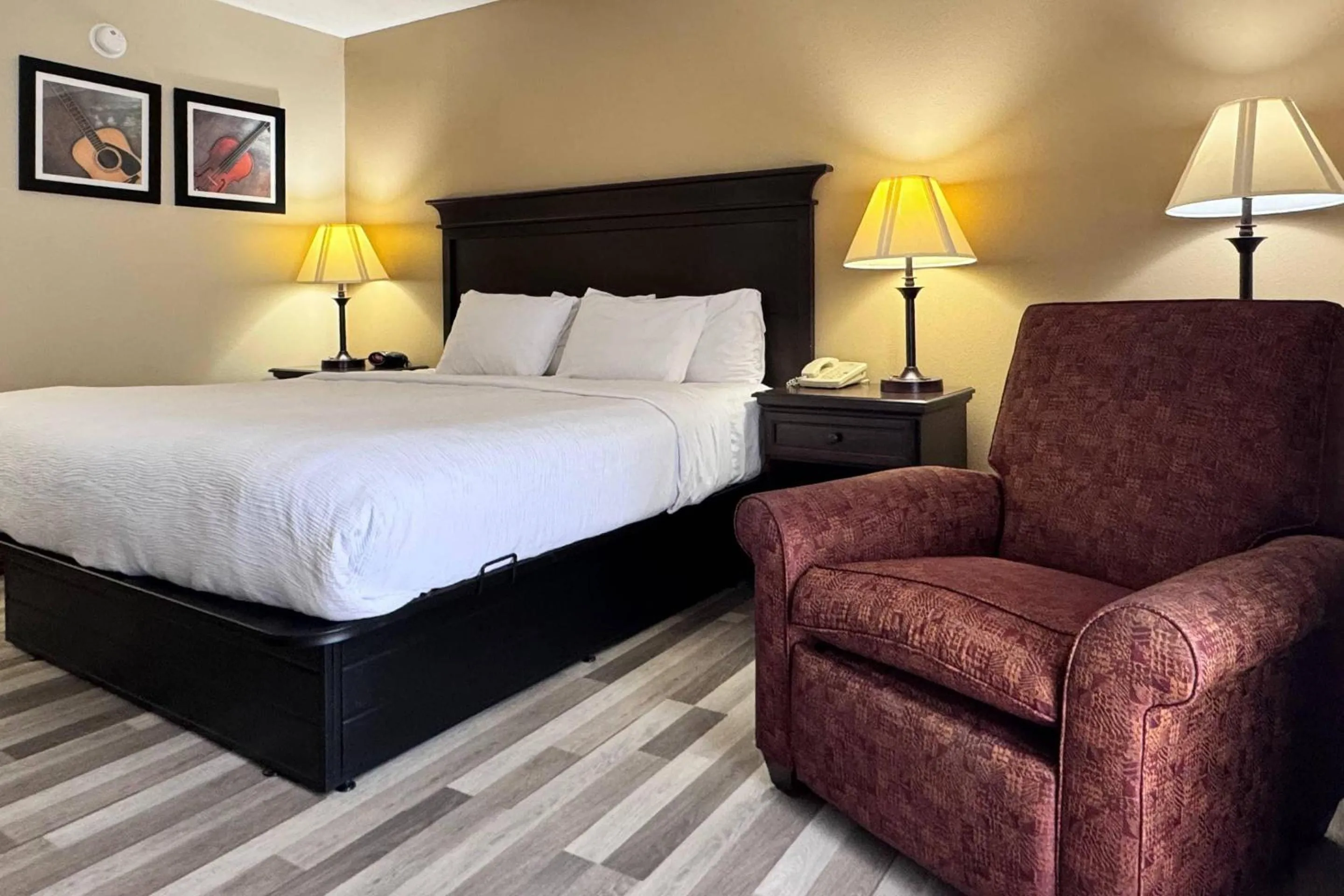 Bedroom, Bed in Quality Inn West-Branson Theatre District