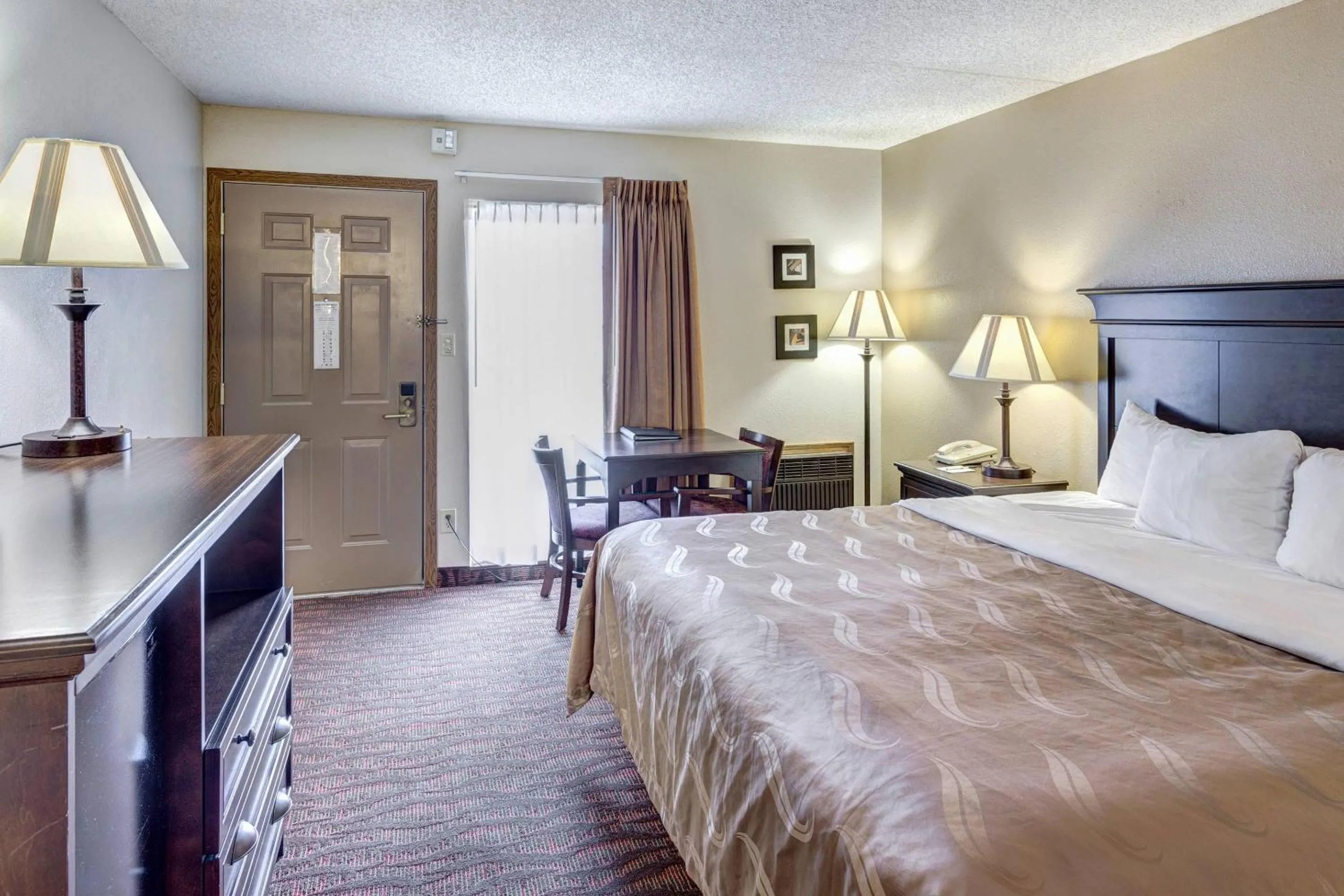 Bedroom, Bed in Quality Inn West-Branson Theatre District
