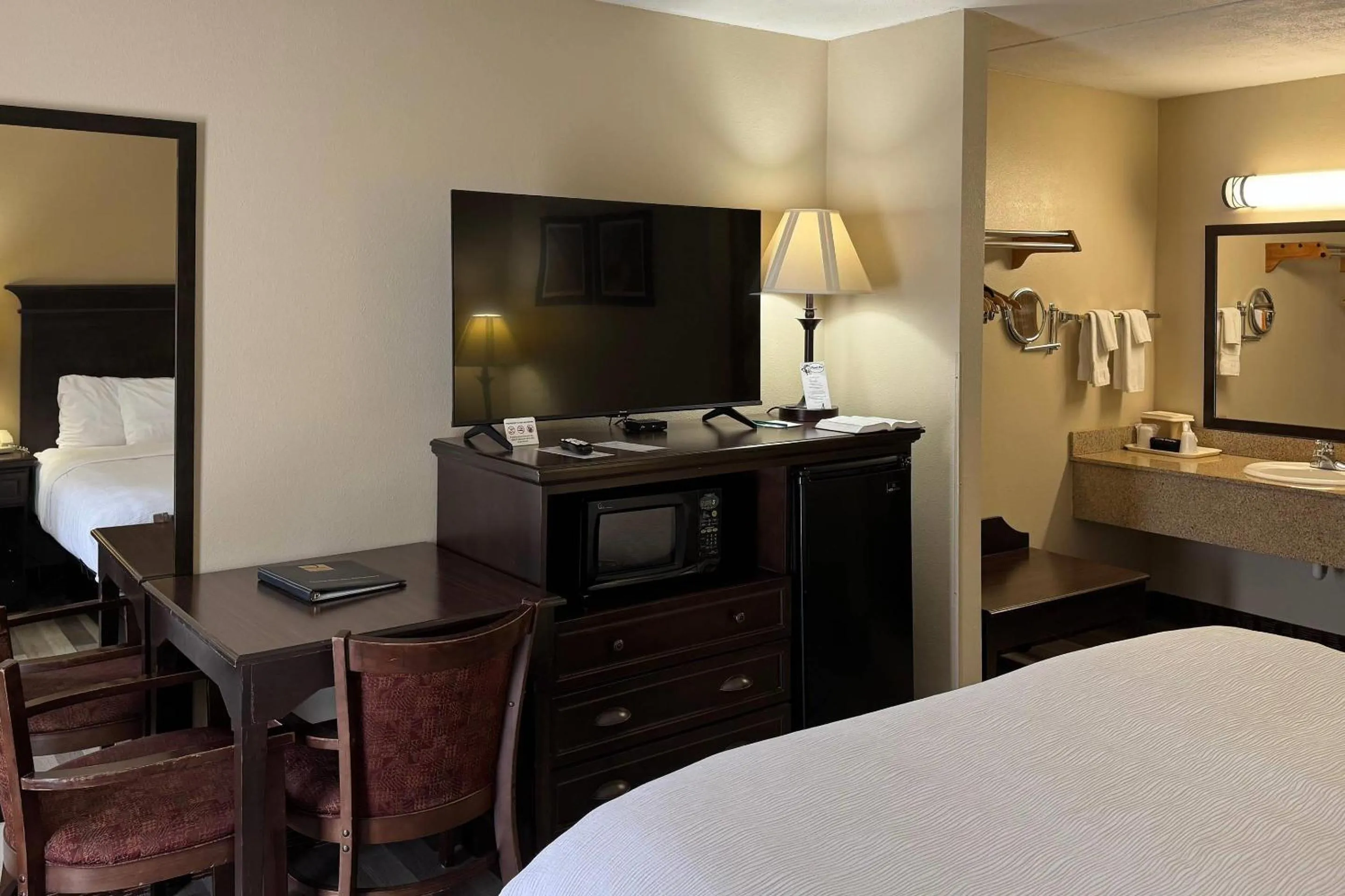 Bedroom, Bed in Quality Inn West-Branson Theatre District