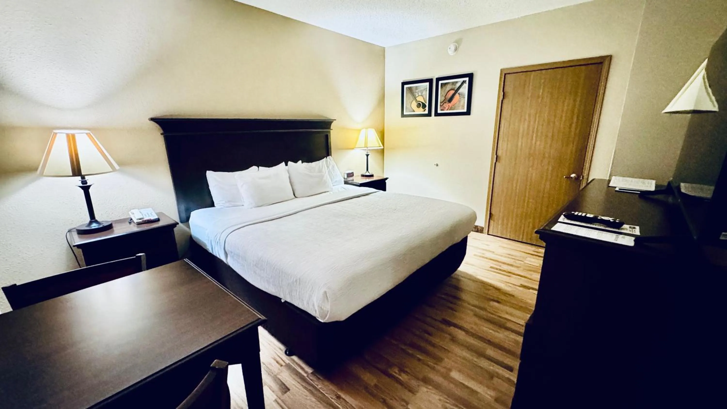 Bedroom, Bed in Quality Inn West-Branson Theatre District