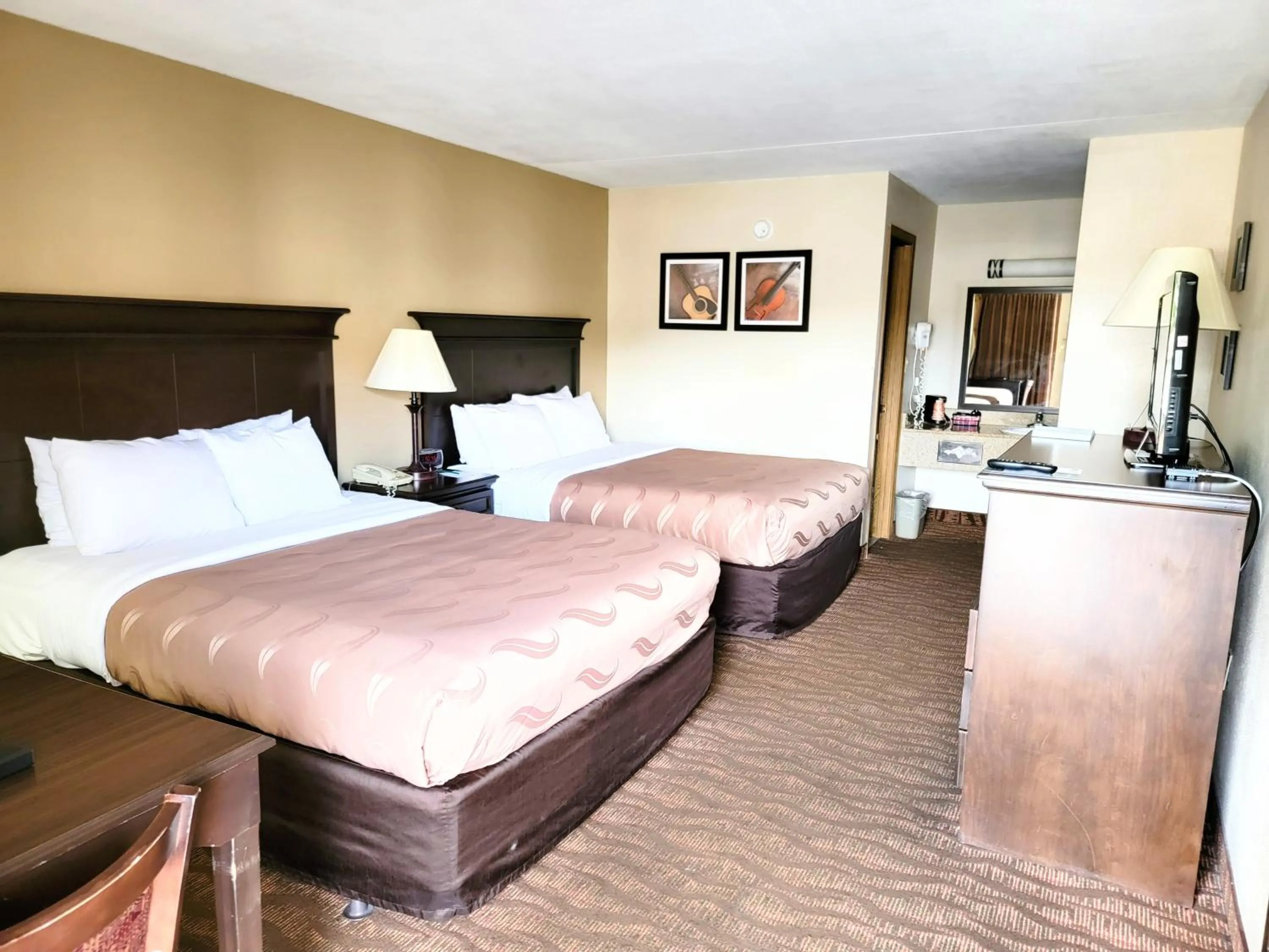 Photo of the whole room, Bed in Quality Inn West-Branson Theatre District