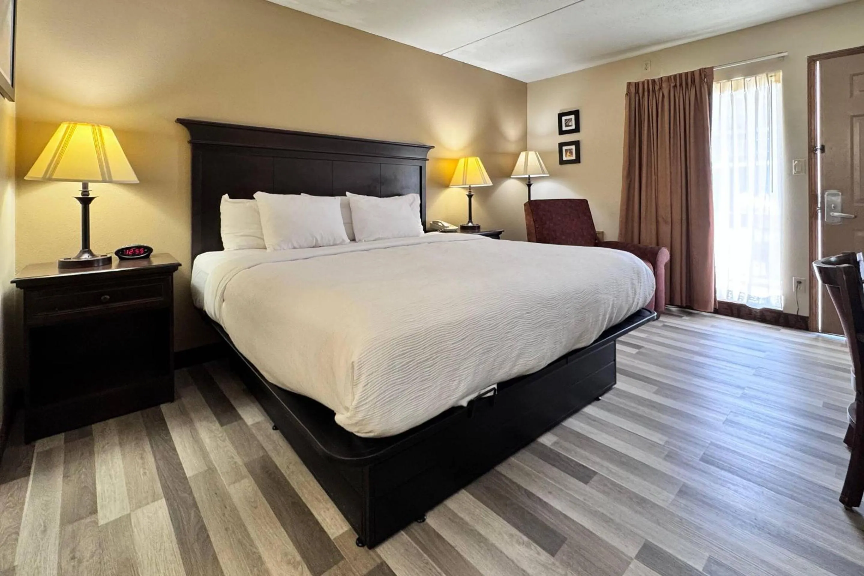 Bedroom, Bed in Quality Inn West-Branson Theatre District