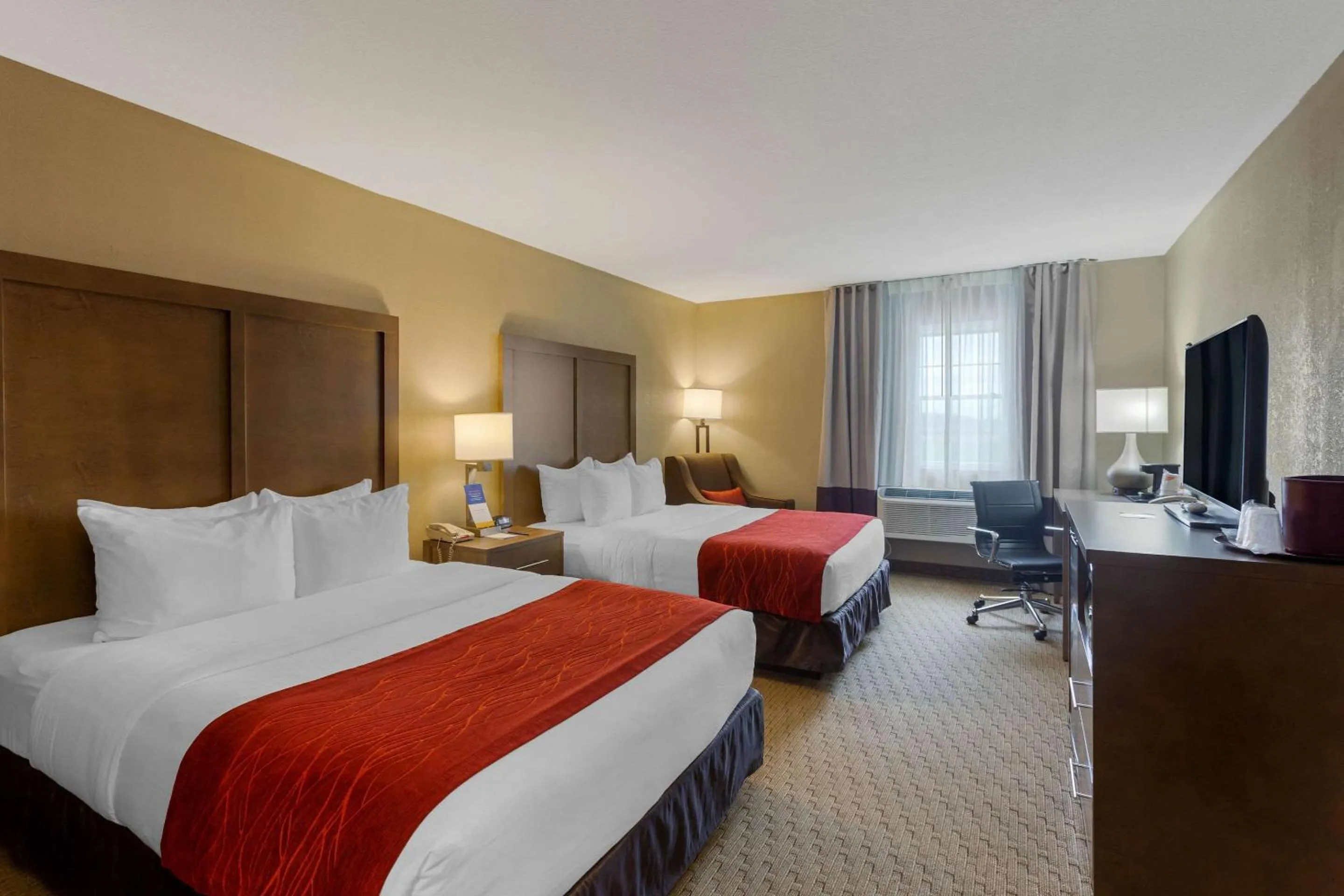 Photo of the whole room, Bed in Comfort Inn Marshall Station