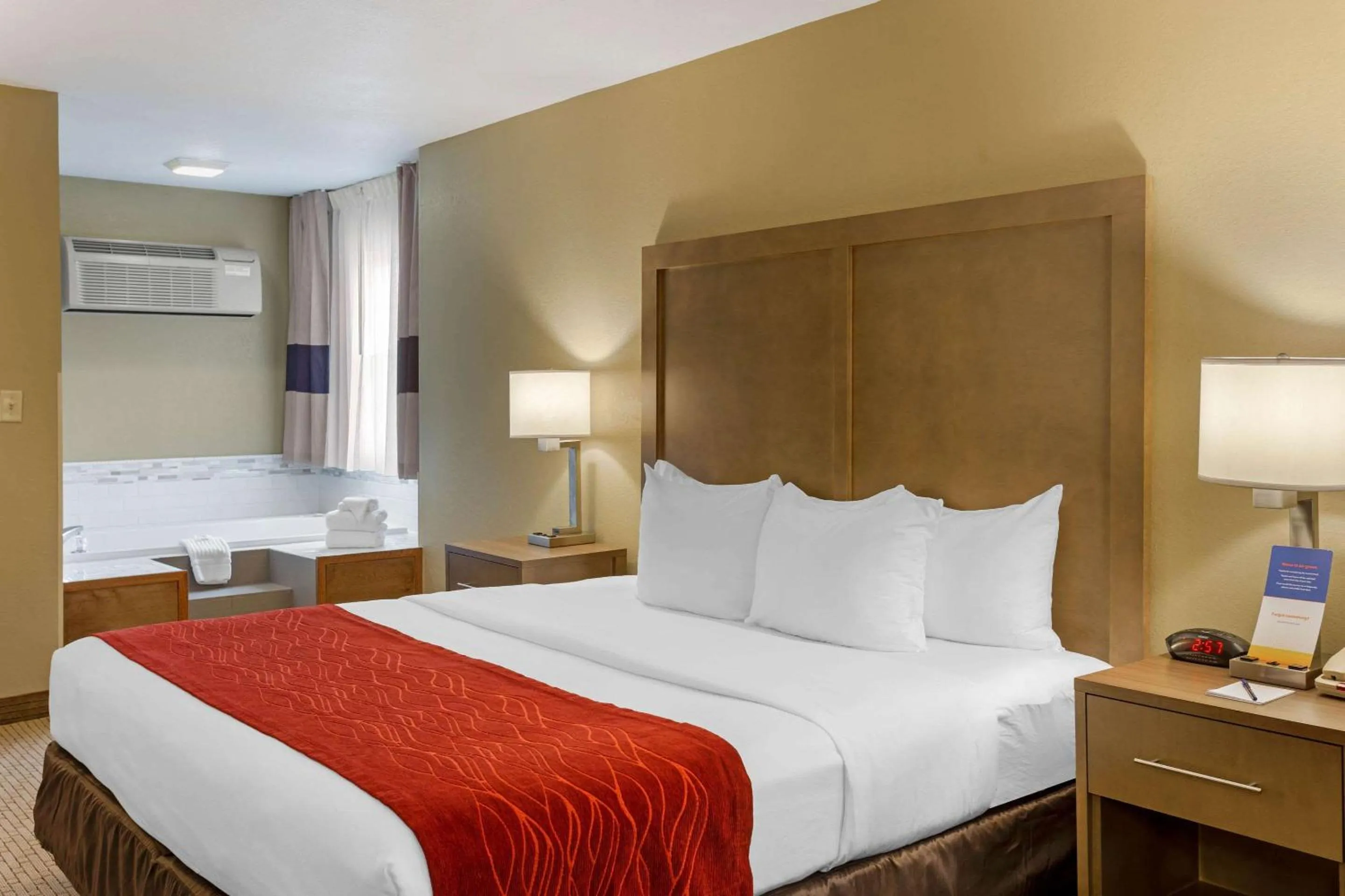 Photo of the whole room, Bed in Comfort Inn Marshall Station