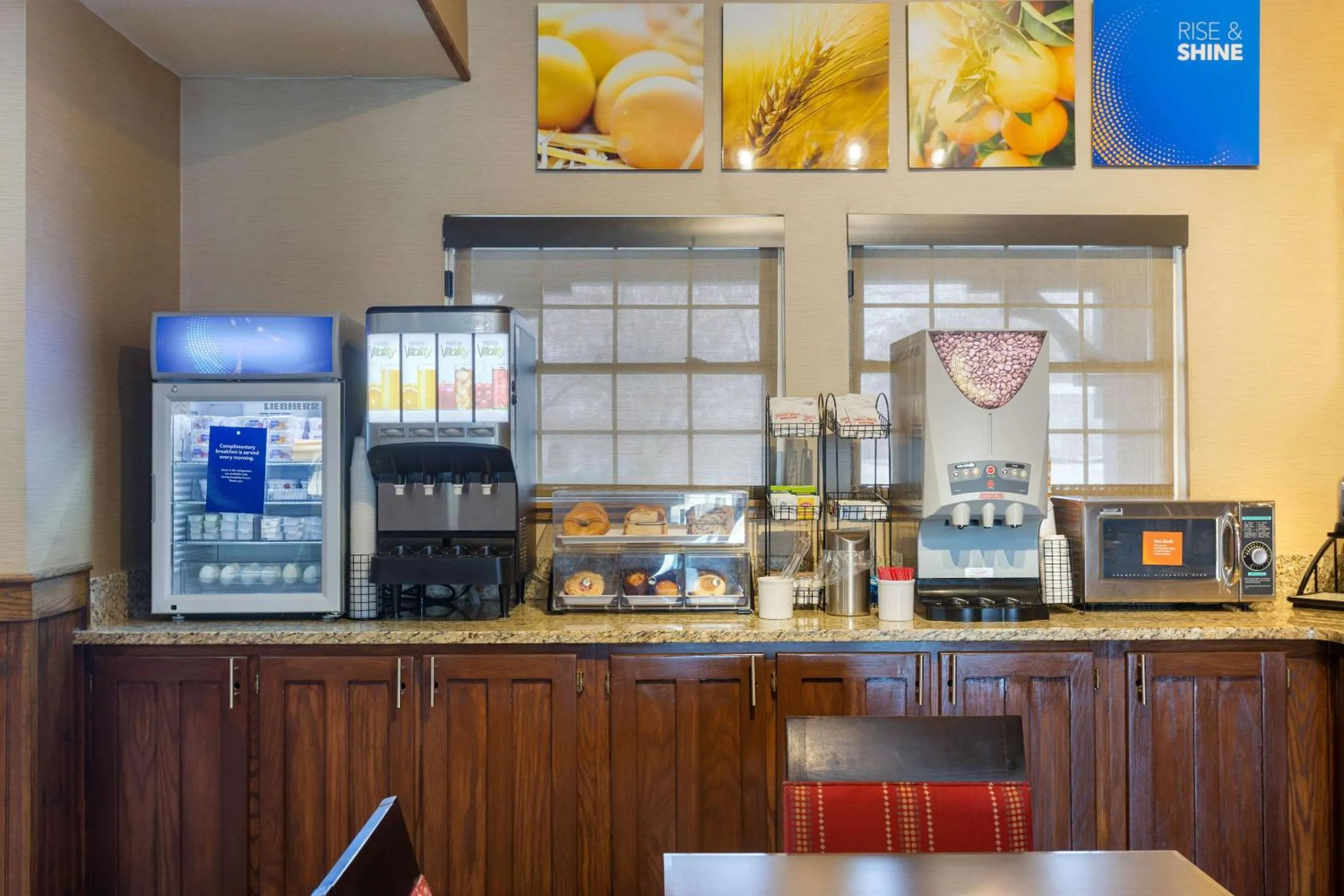 Restaurant/places to eat in Comfort Inn Marshall Station