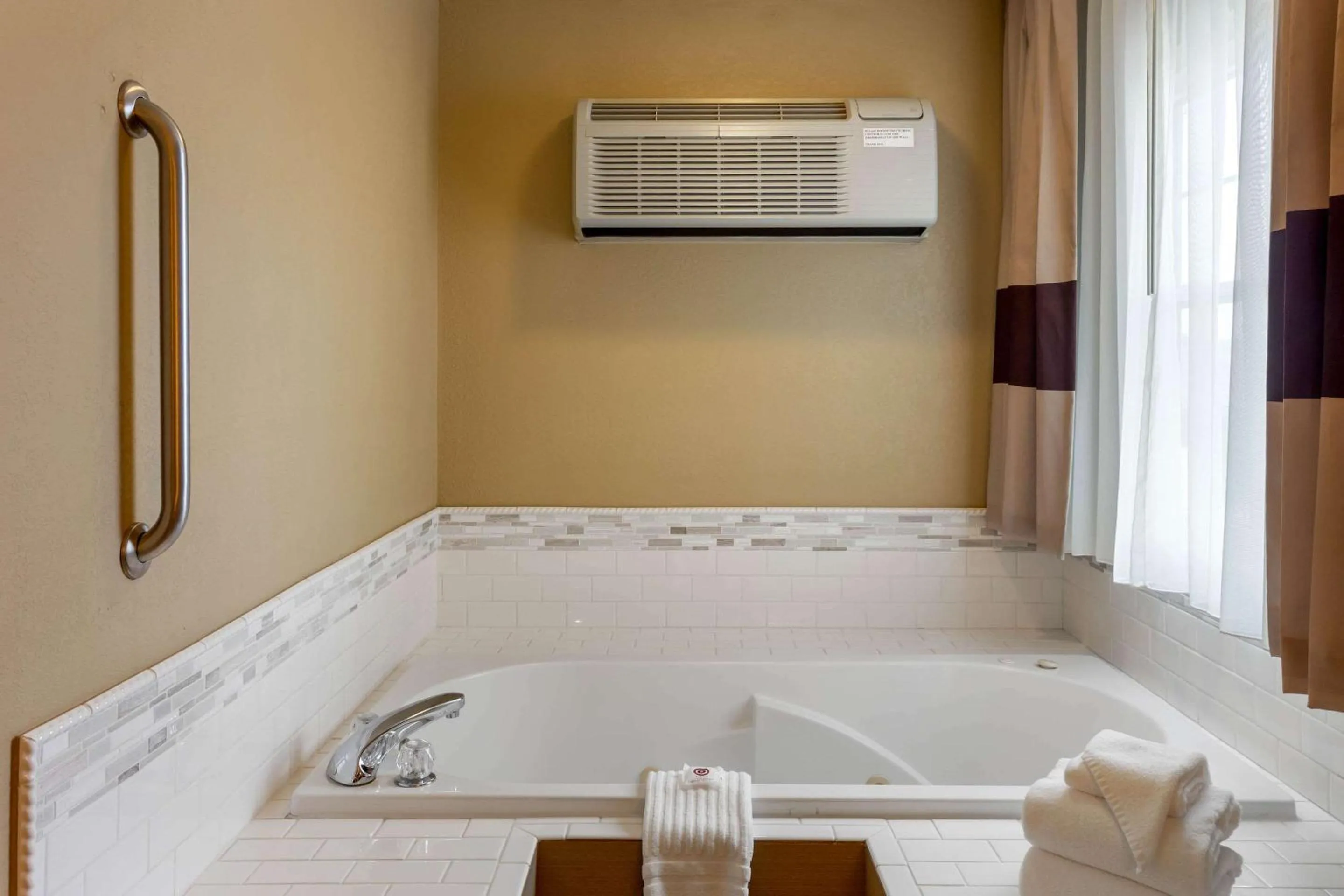 Photo of the whole room, Bed in Comfort Inn Marshall Station