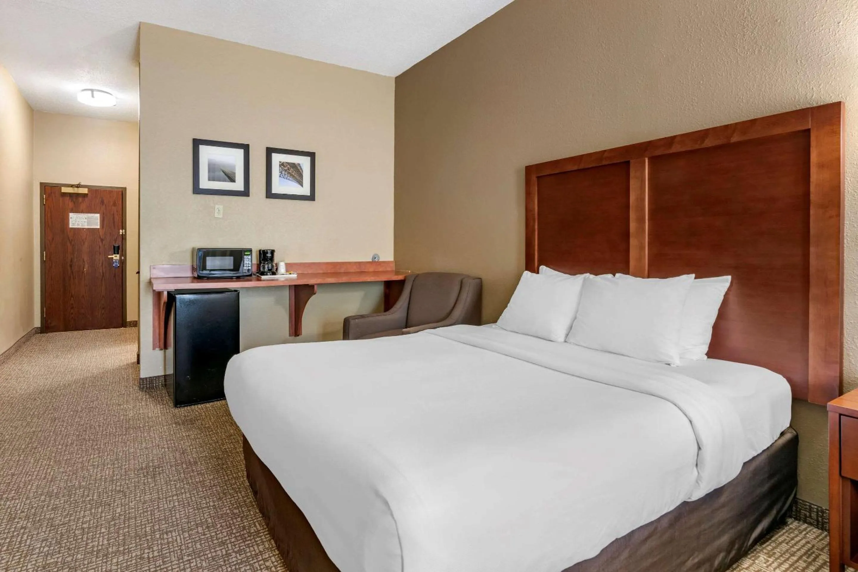 Photo of the whole room, Bed in Comfort Inn & Suites St Louis-O'Fallon