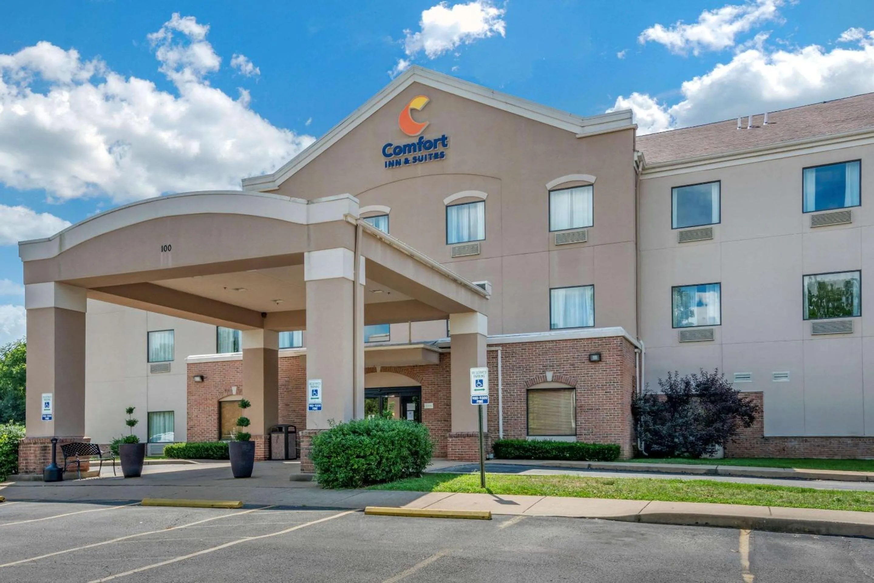 Property building in Comfort Inn & Suites St Louis-O'Fallon