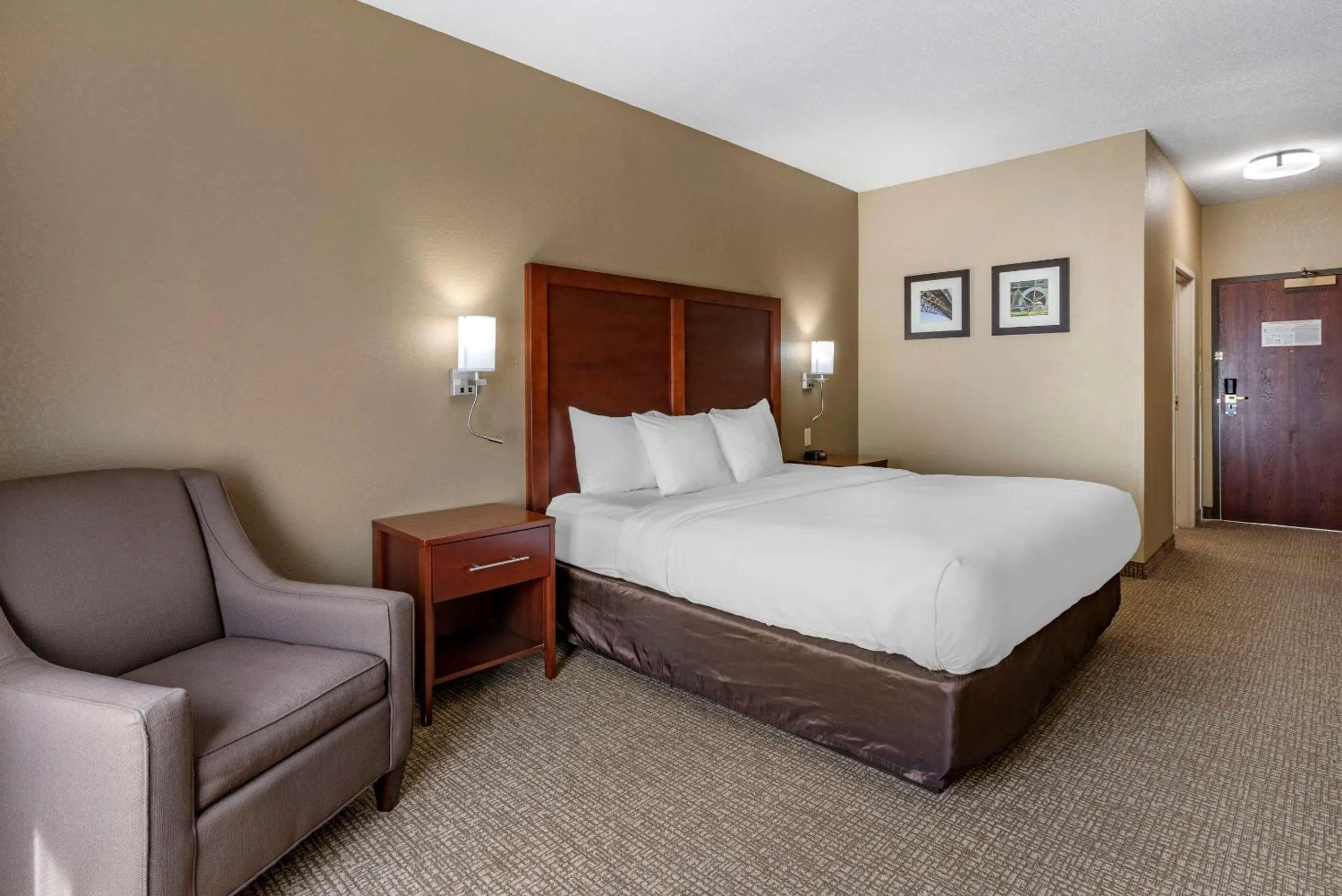 Photo of the whole room, Bed in Comfort Inn & Suites St Louis-O'Fallon