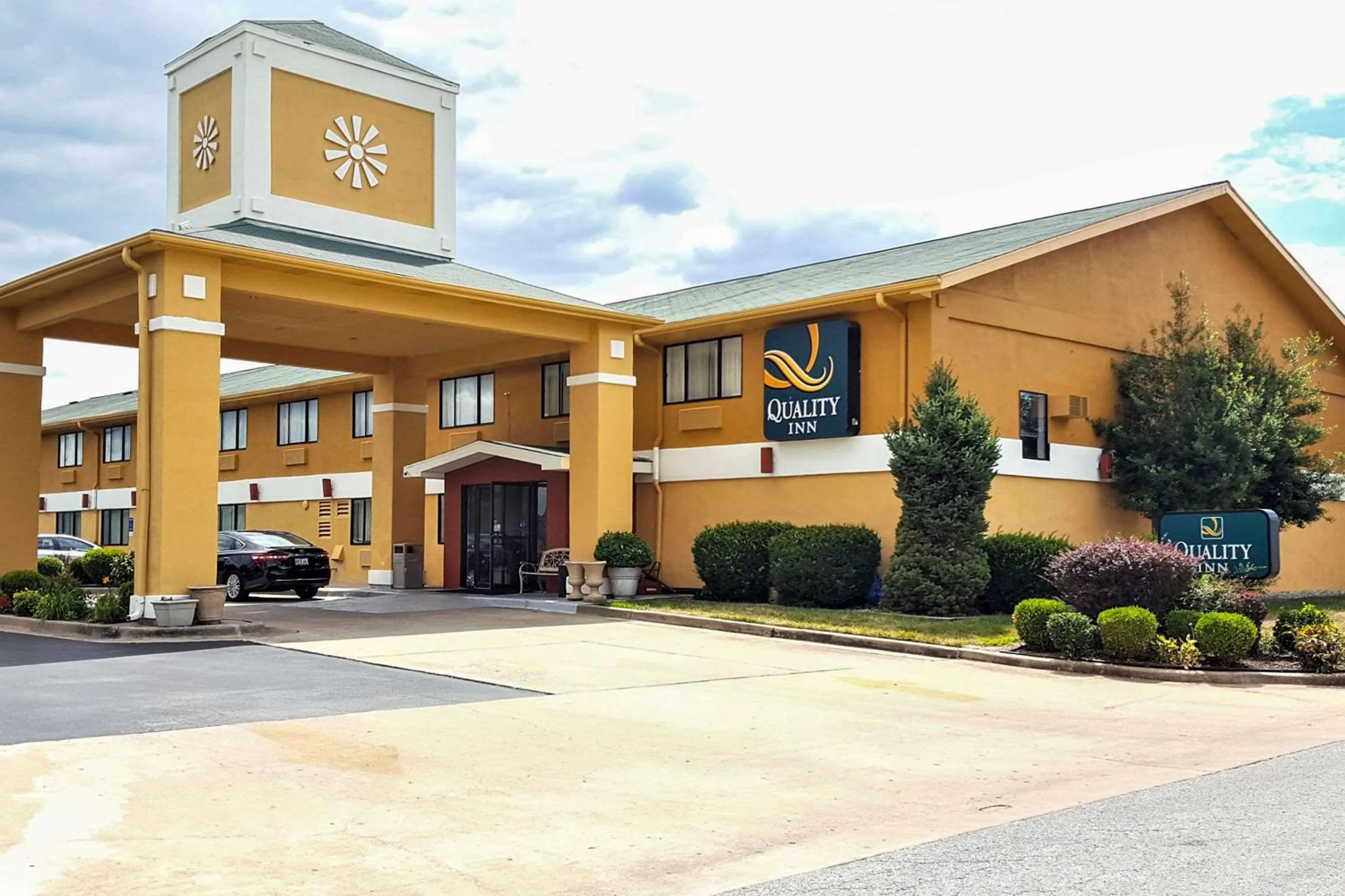 Property building in Quality Inn Ozark-Springfield South