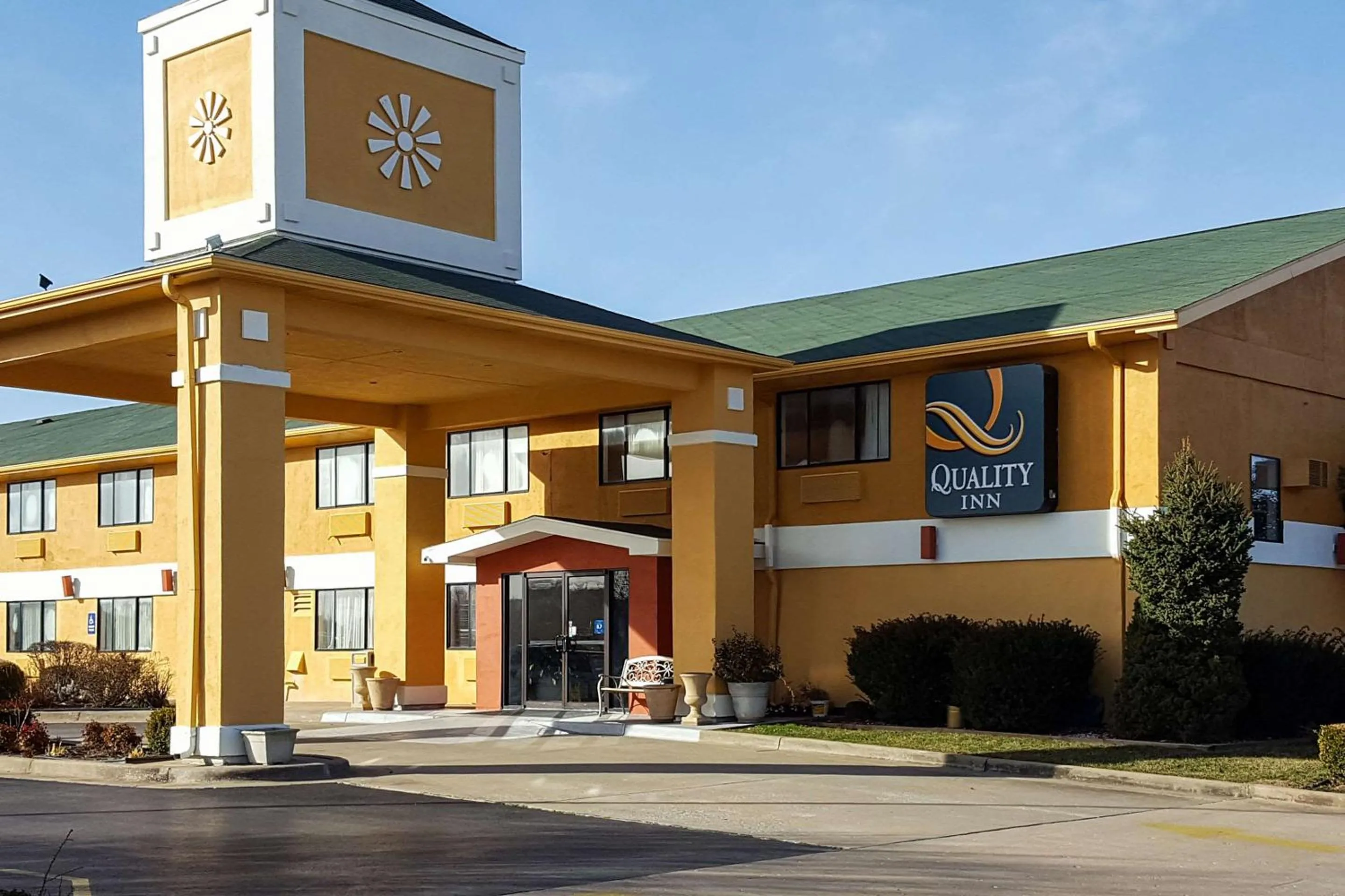 Property building in Quality Inn Ozark-Springfield South